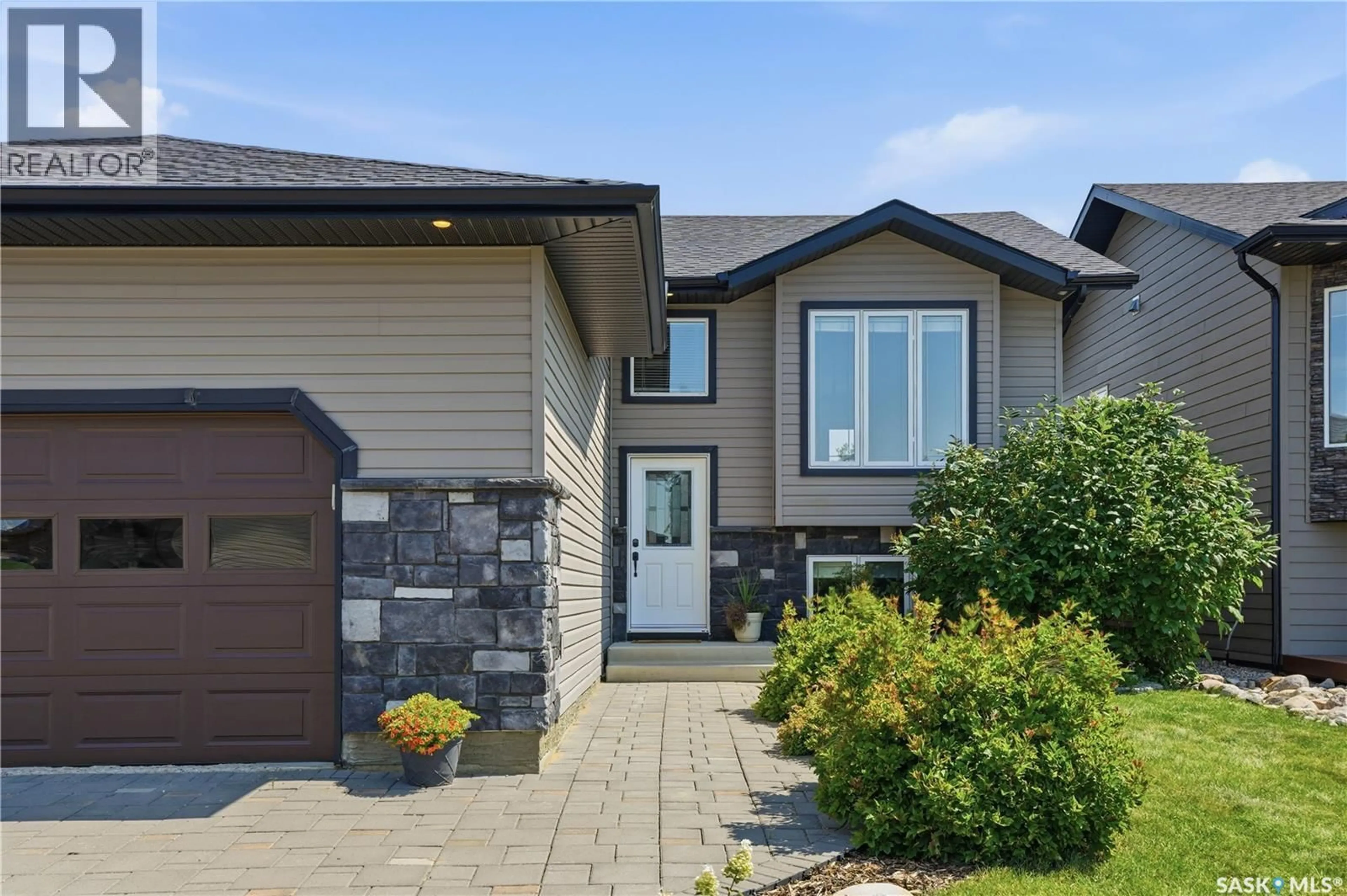 Home with vinyl exterior material, street for 635 REDWOOD CRESCENT, Warman Saskatchewan S0K4S2