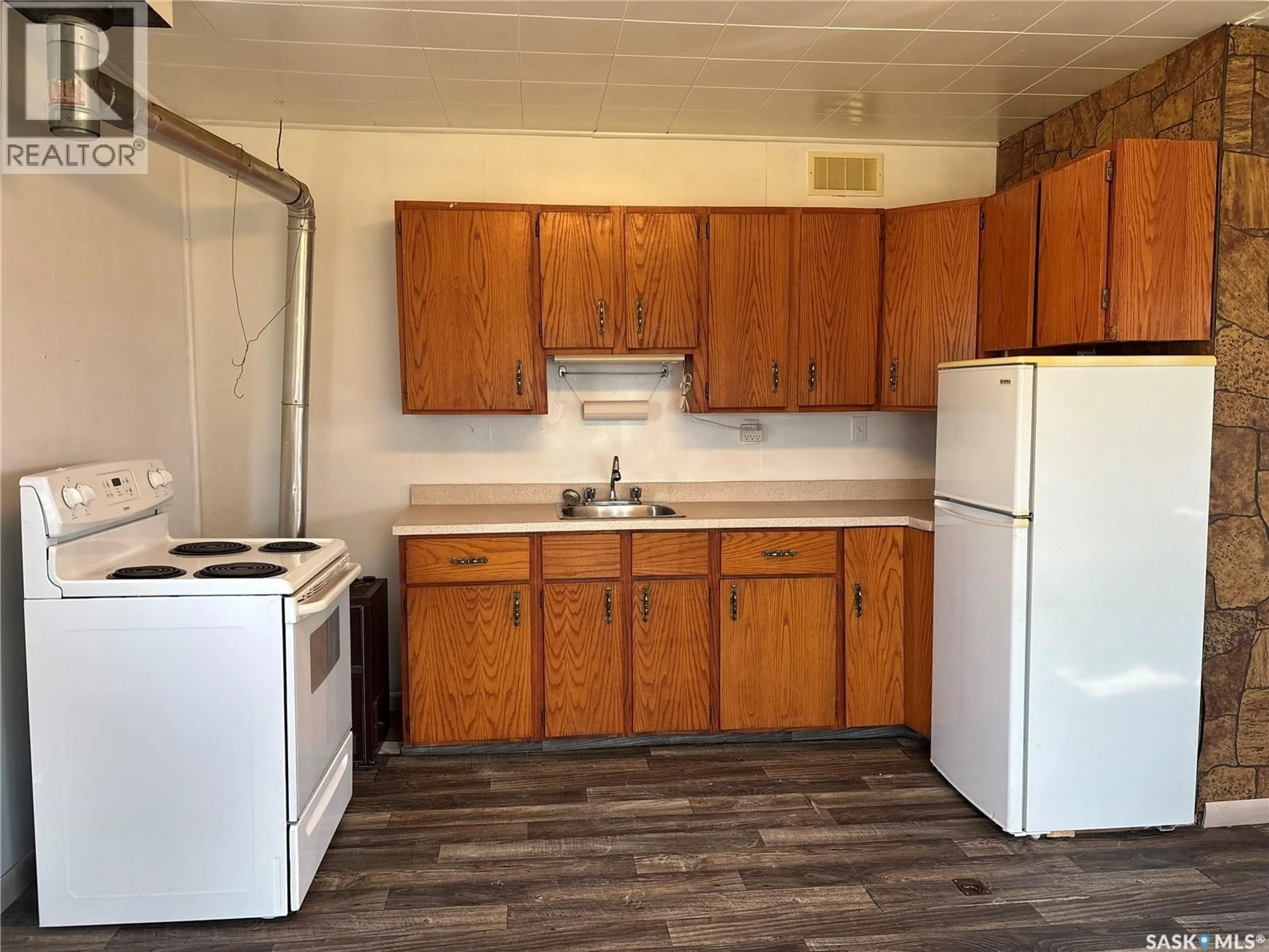 Standard kitchen, unknown for 413 1ST AVENUE, Spiritwood Saskatchewan S0J2M0