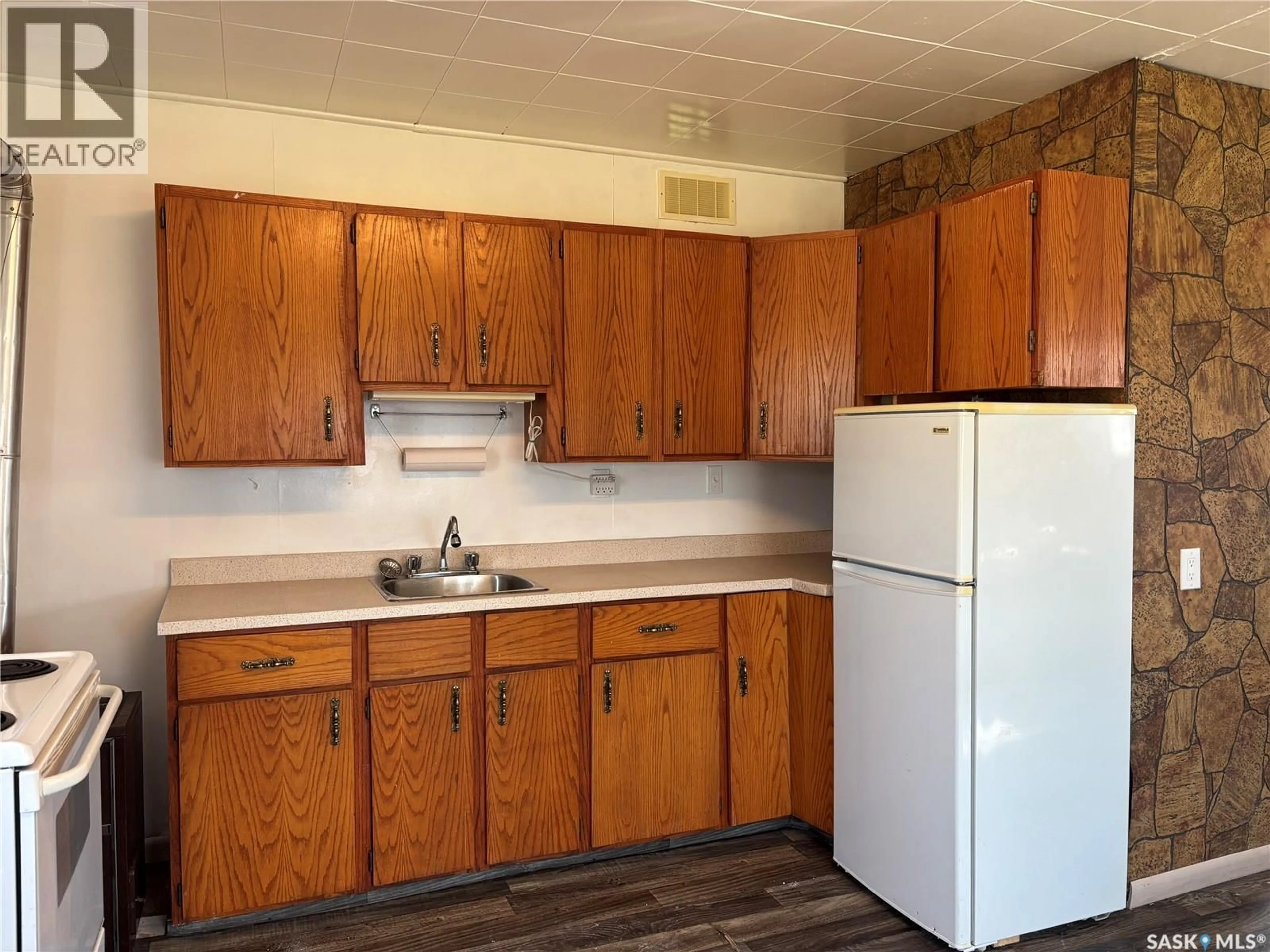 Standard kitchen, unknown for 413 1ST AVENUE, Spiritwood Saskatchewan S0J2M0