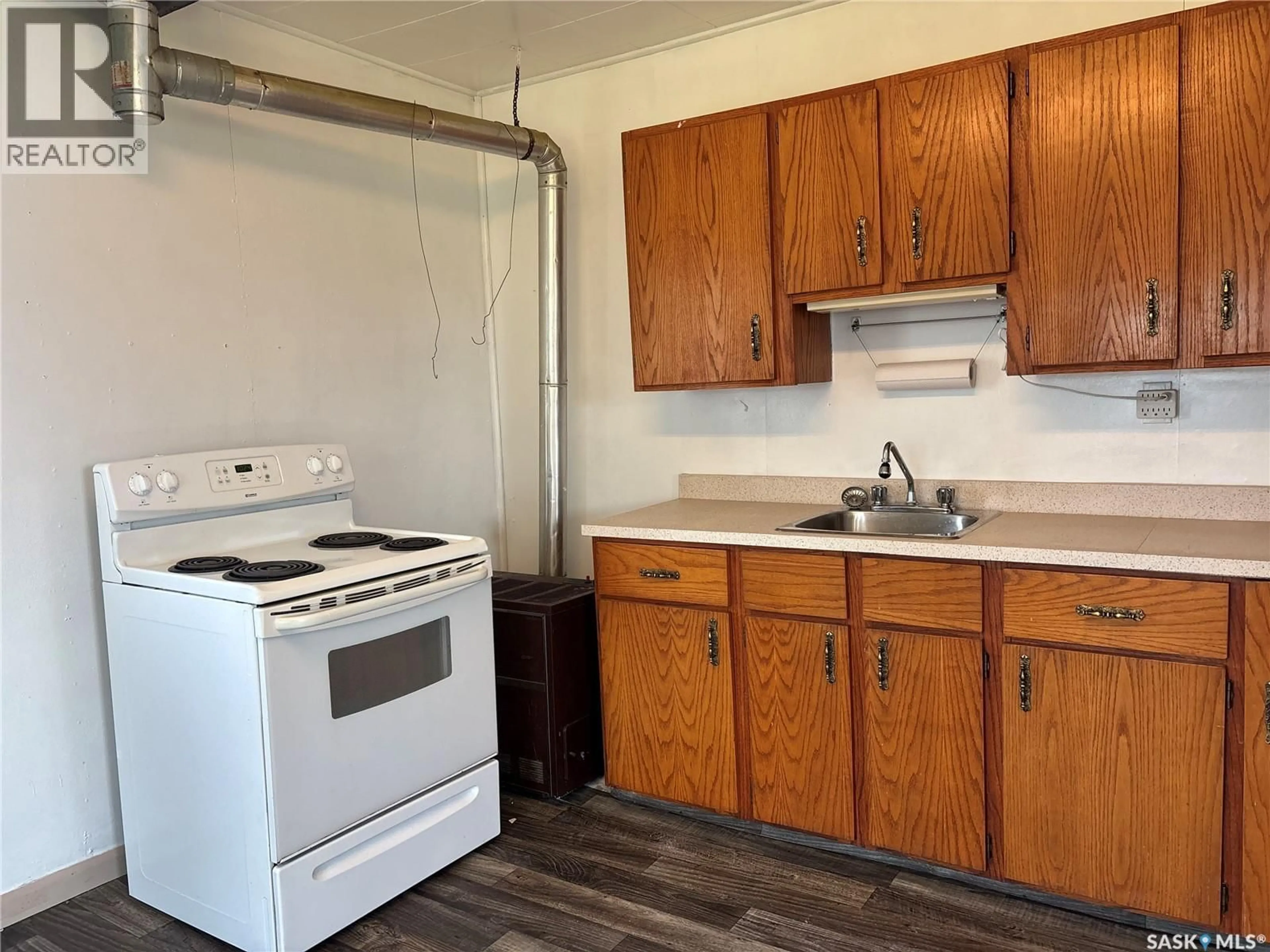 Standard kitchen, wood/laminate floor for 413 1ST AVENUE, Spiritwood Saskatchewan S0J2M0