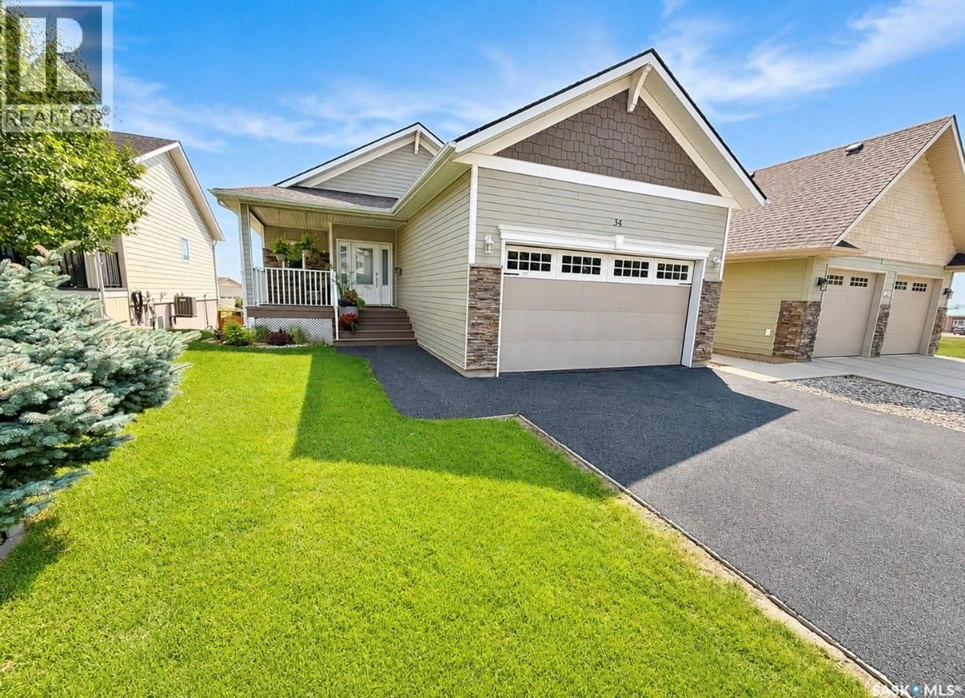 Home with vinyl exterior material, street for 533 - 34 4TH AVENUE NE, Swift Current Saskatchewan S9H2J9