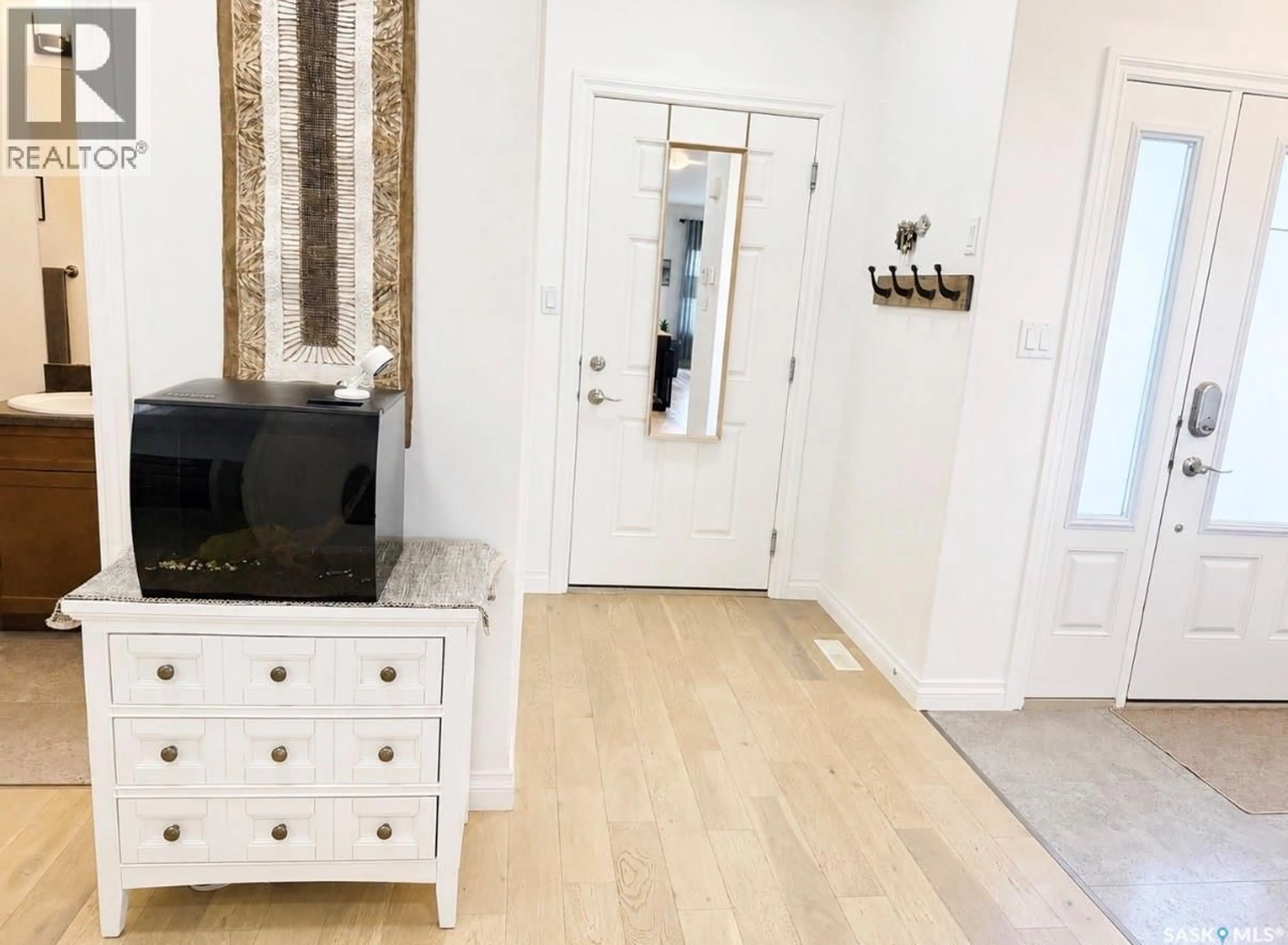 Indoor entryway for 533 - 34 4TH AVENUE NE, Swift Current Saskatchewan S9H2J9