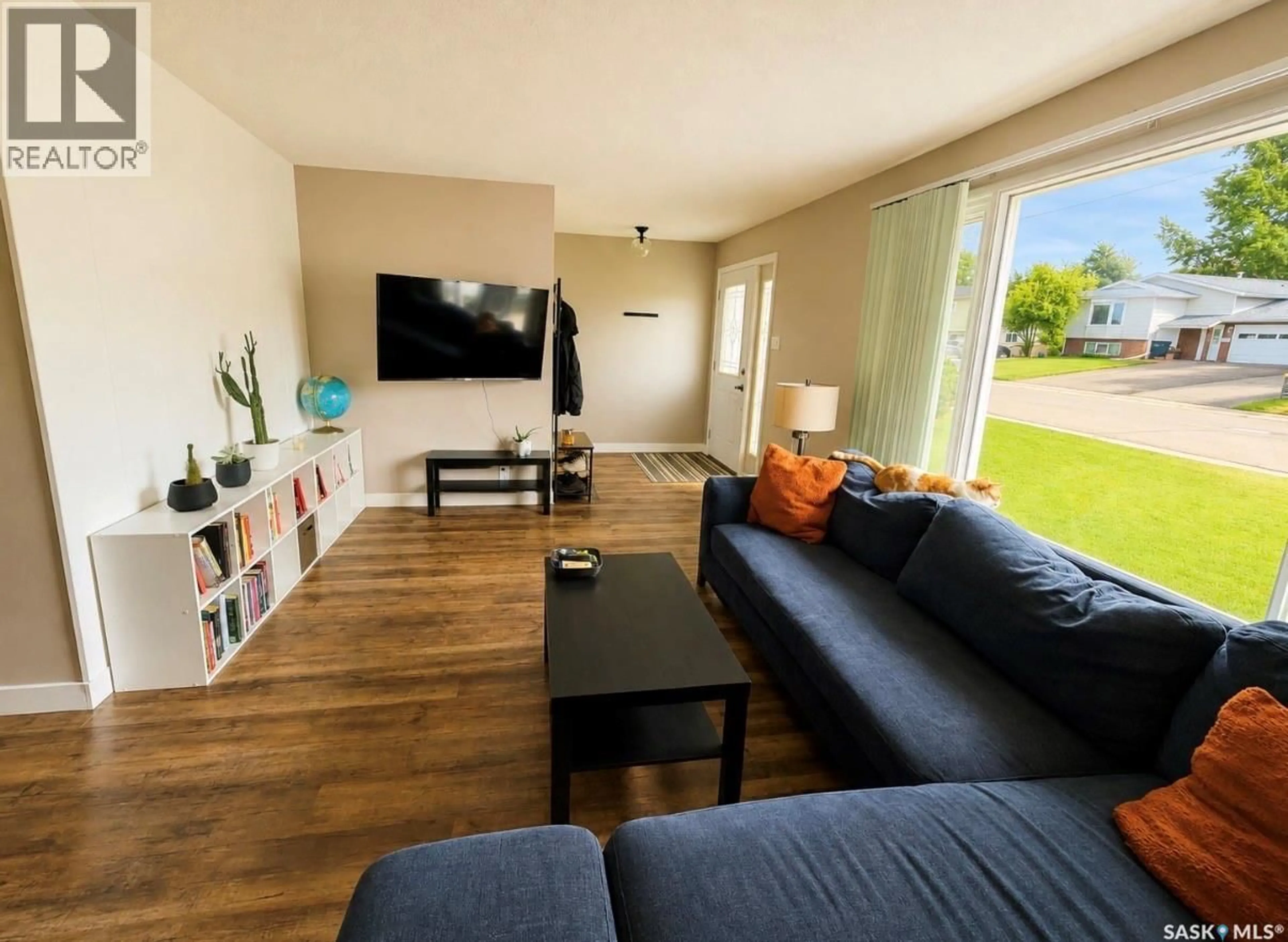 Living room with furniture, unknown for 325 ASPEN DRIVE, Swift Current Saskatchewan S9H3Z8