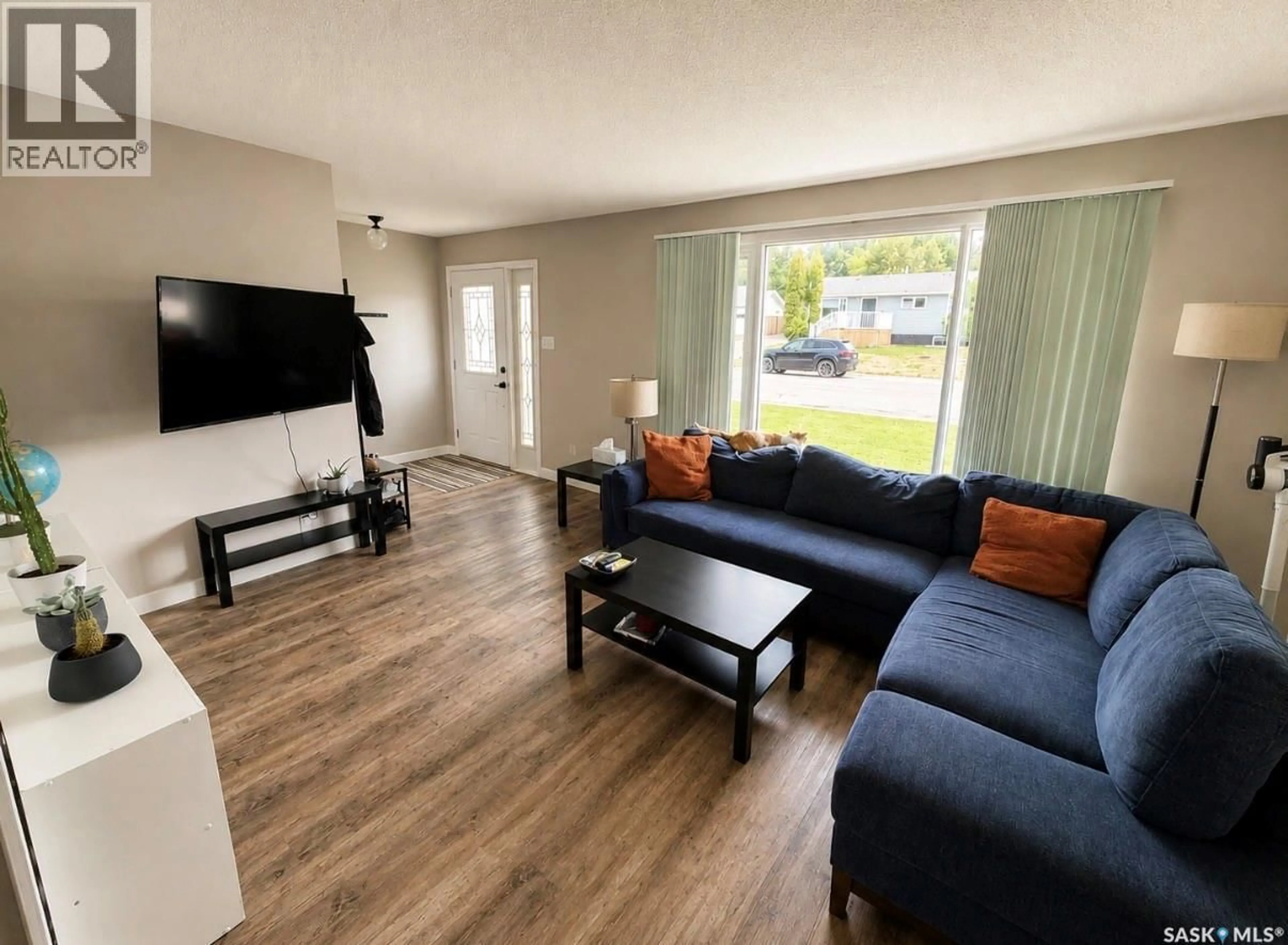 Living room with furniture, unknown for 325 ASPEN DRIVE, Swift Current Saskatchewan S9H3Z8