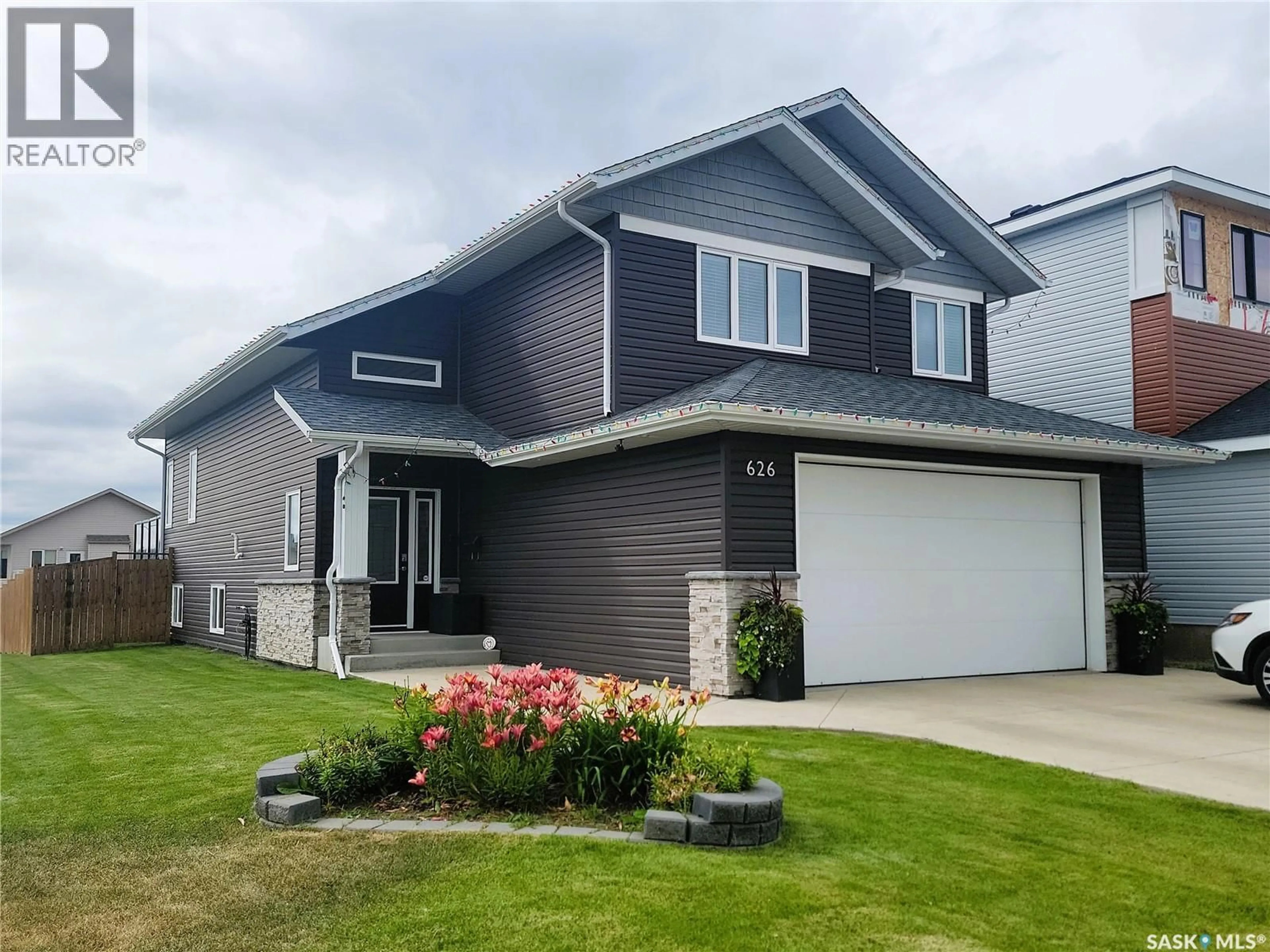 Home with vinyl exterior material, street for 626 KINLOCH CRESCENT, Saskatoon Saskatchewan S7M5X2