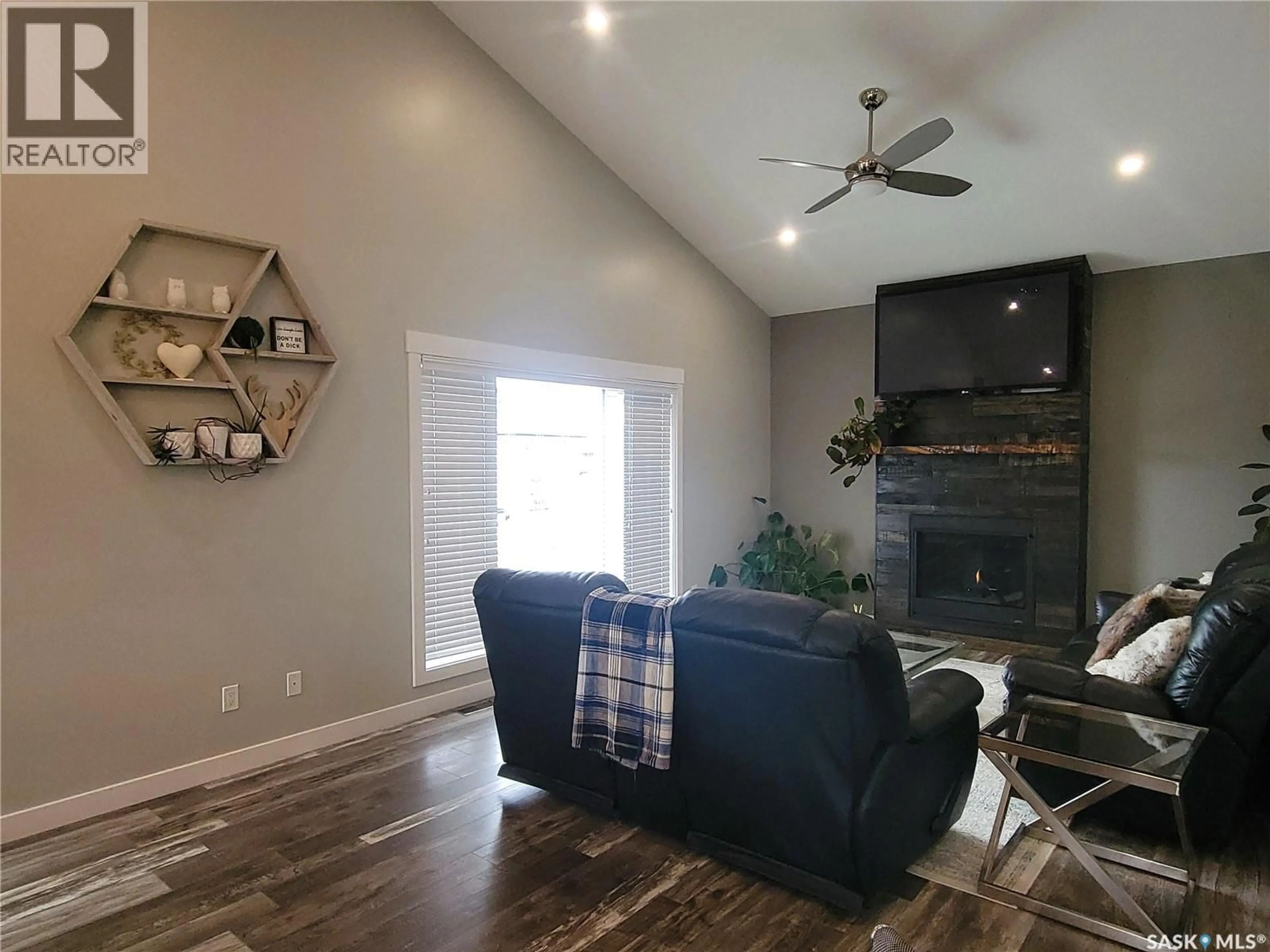 Living room with furniture, unknown for 626 KINLOCH CRESCENT, Saskatoon Saskatchewan S7M5X2