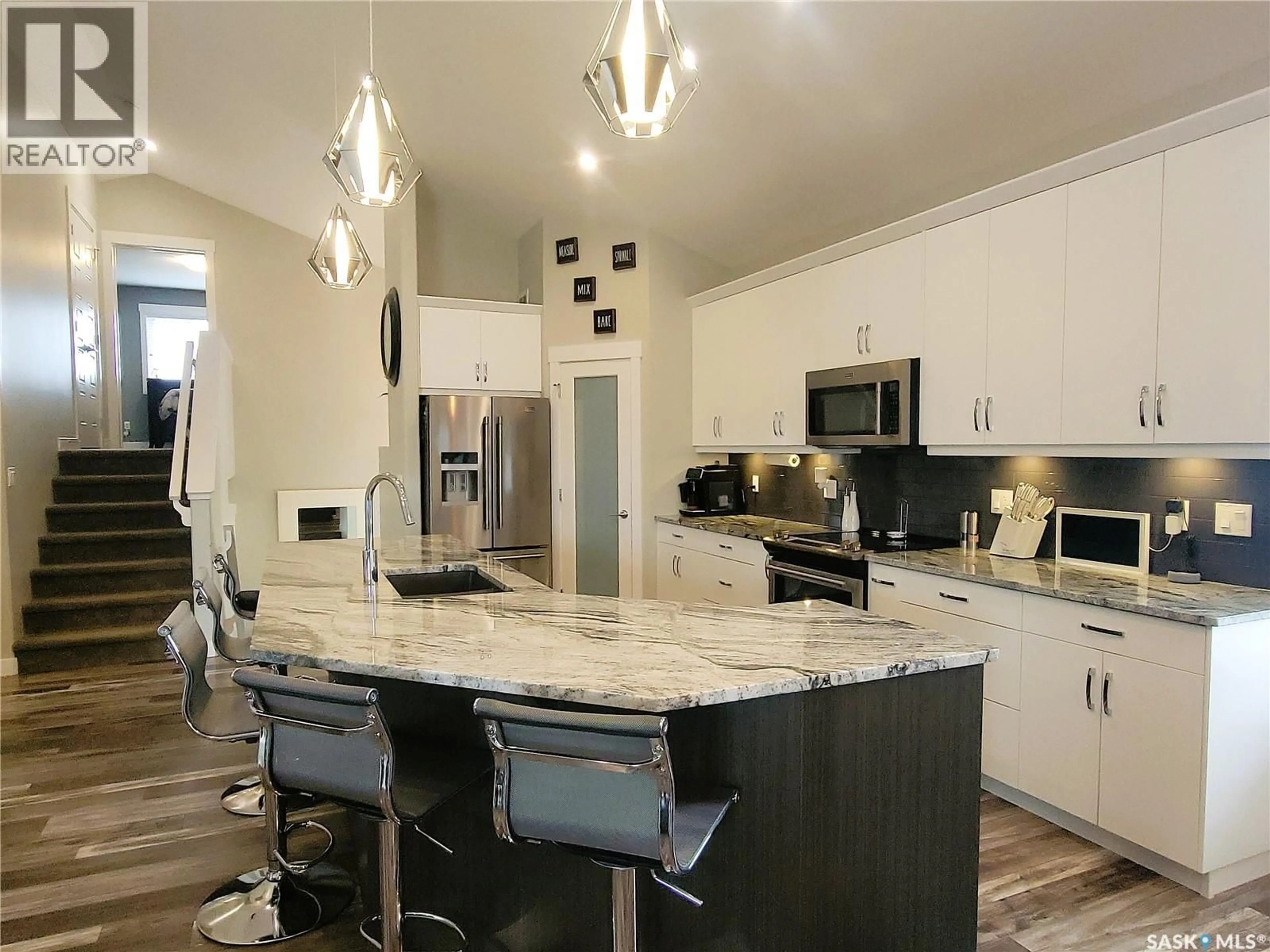 Contemporary kitchen, ceramic/tile floor for 626 KINLOCH CRESCENT, Saskatoon Saskatchewan S7M5X2