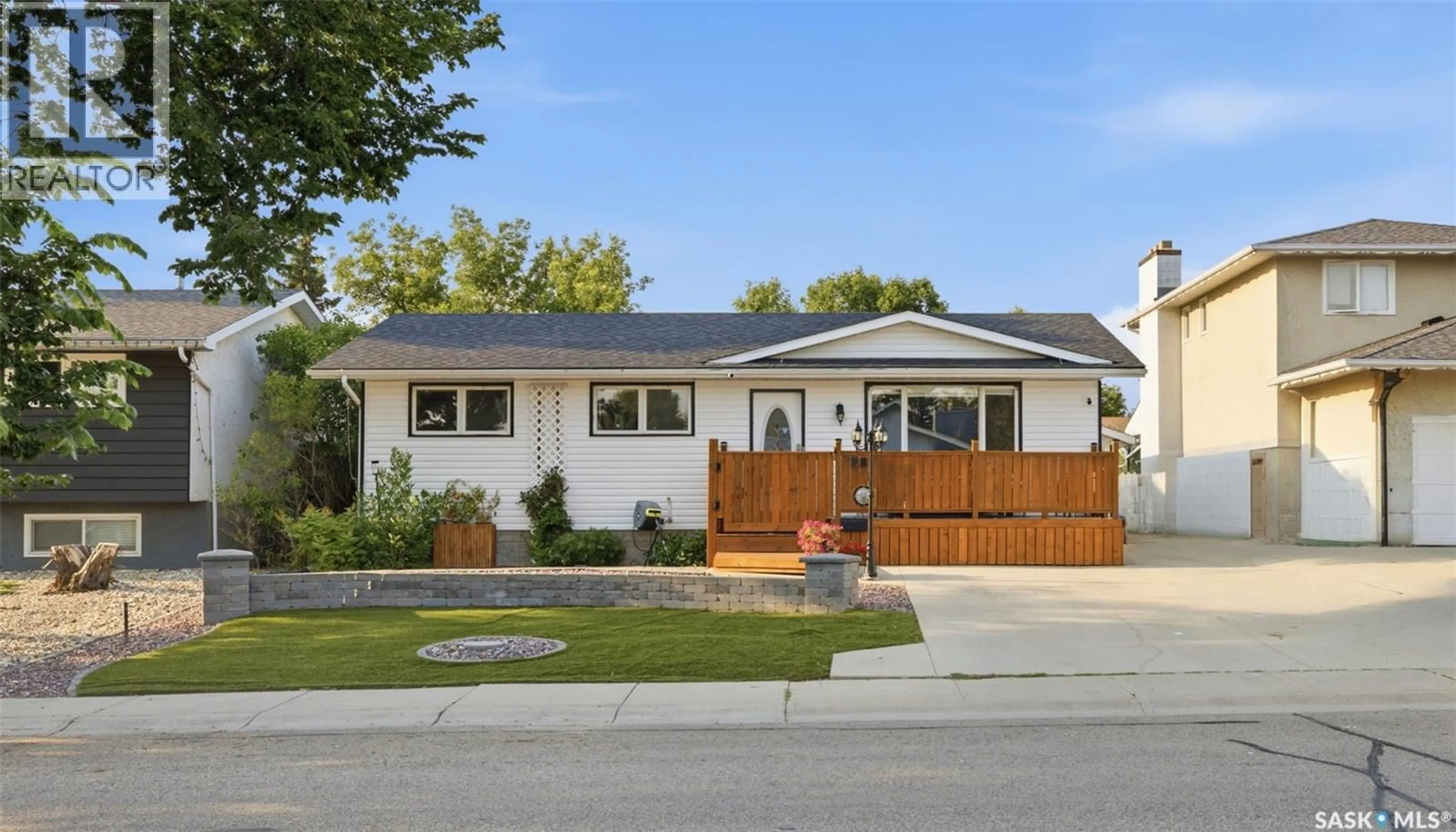Home with vinyl exterior material, street for 98 DUNSMORE DRIVE, Regina Saskatchewan S4R7G2