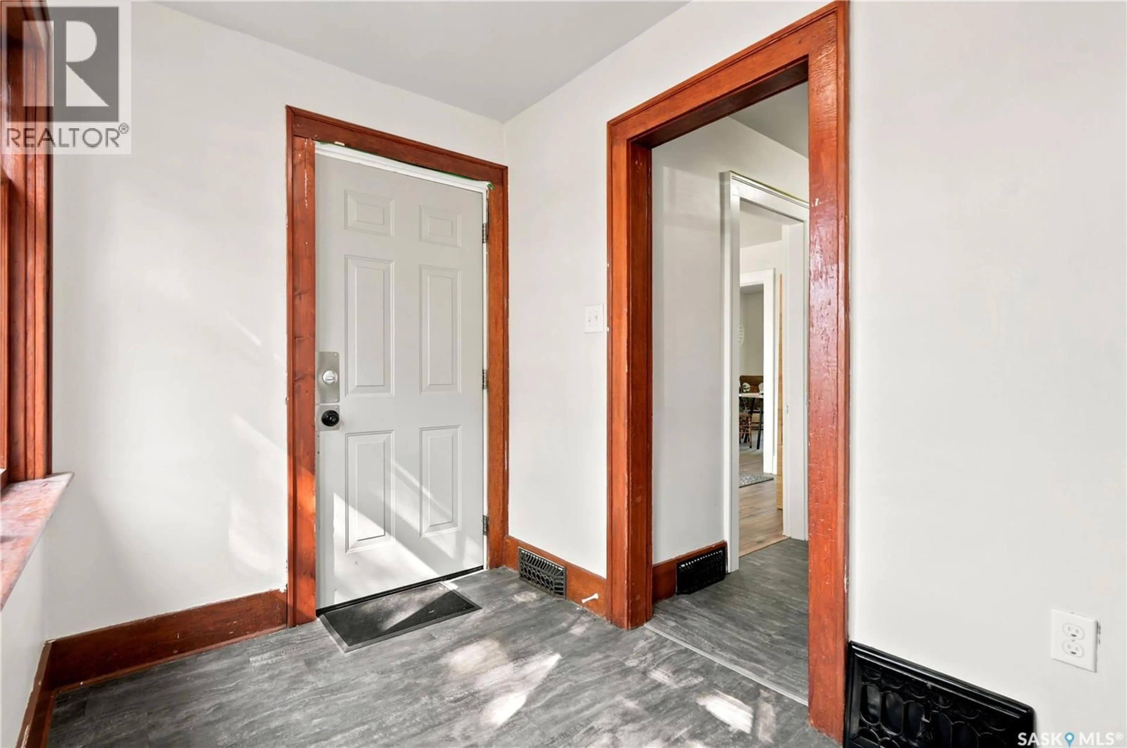 Indoor entryway for 1117 KILBURN AVENUE, Saskatoon Saskatchewan S7M0J6