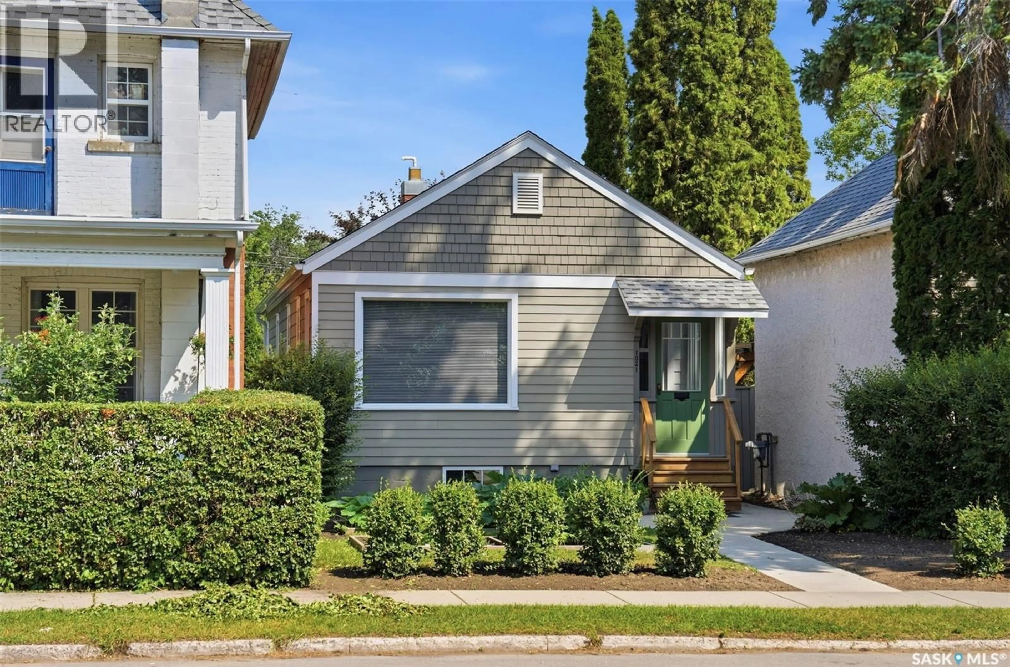 Home with vinyl exterior material, street for 1021 12TH STREET, Saskatoon Saskatchewan S7H0C9