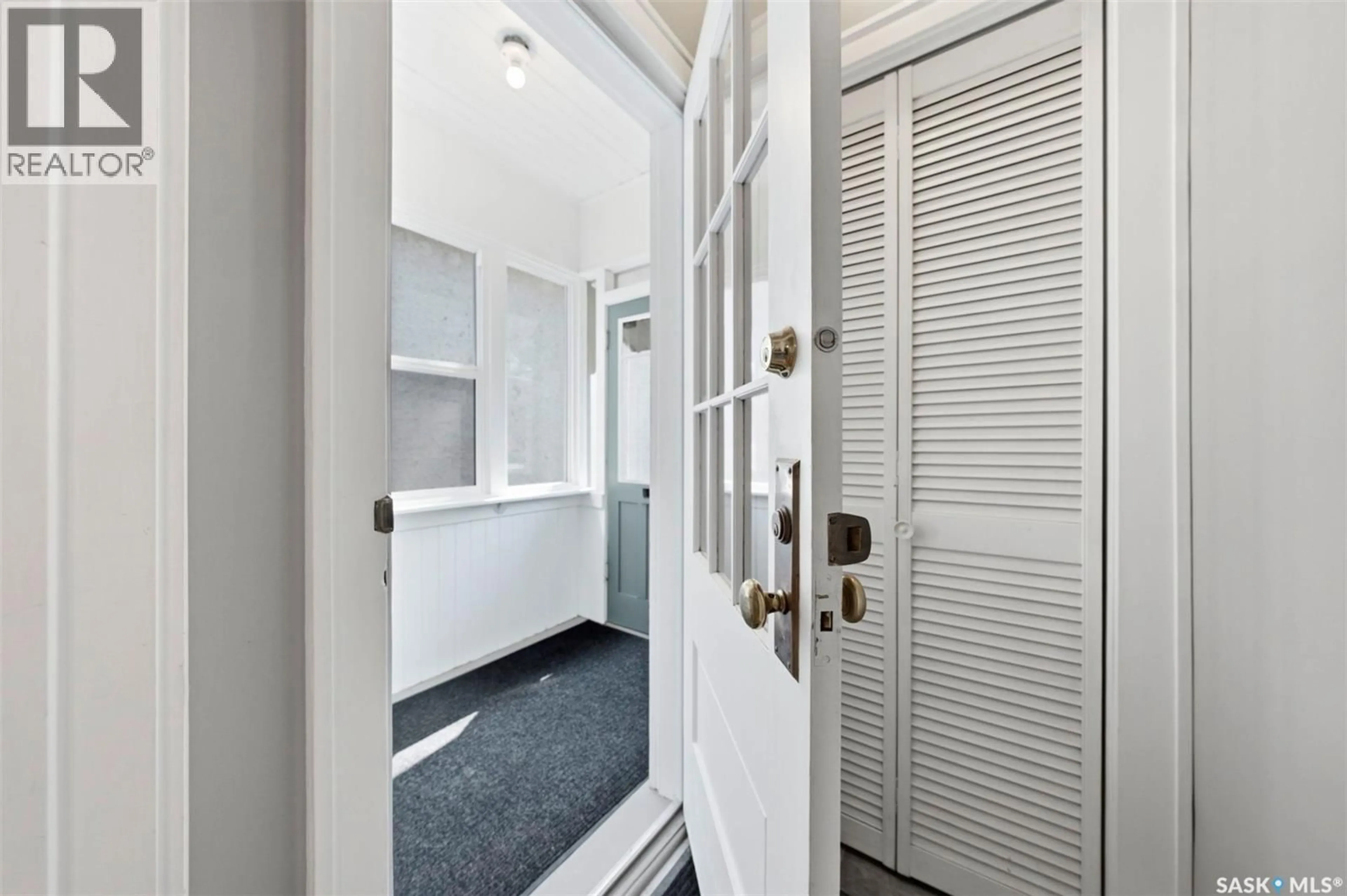 Indoor entryway for 1021 12TH STREET, Saskatoon Saskatchewan S7H0C9