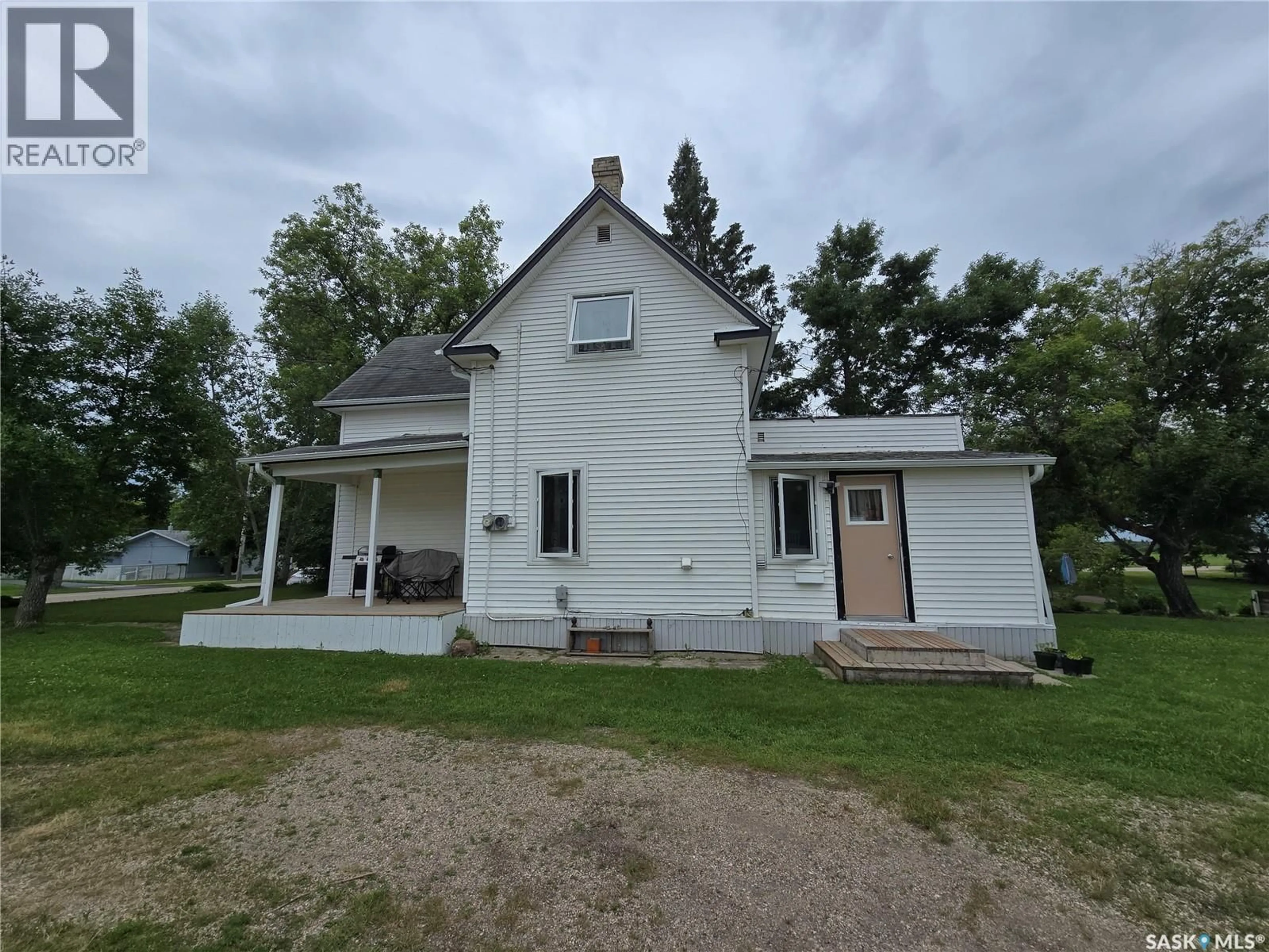 A pic from outside/outdoor area/front of a property/back of a property/a pic from drone, building for 328 6TH AVENUE, Broadview Saskatchewan S0G0K0