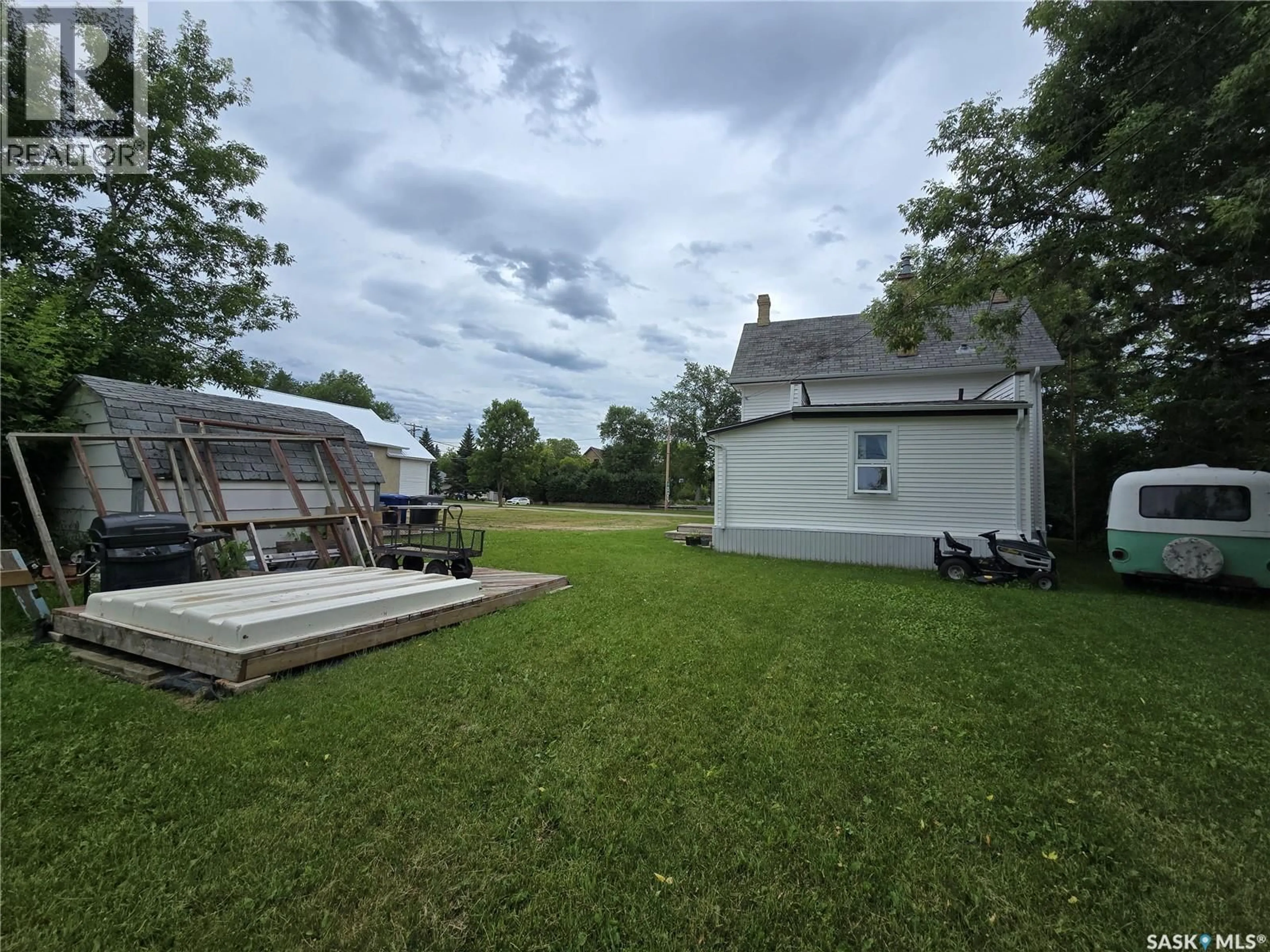 A pic from outside/outdoor area/front of a property/back of a property/a pic from drone, unknown for 328 6TH AVENUE, Broadview Saskatchewan S0G0K0