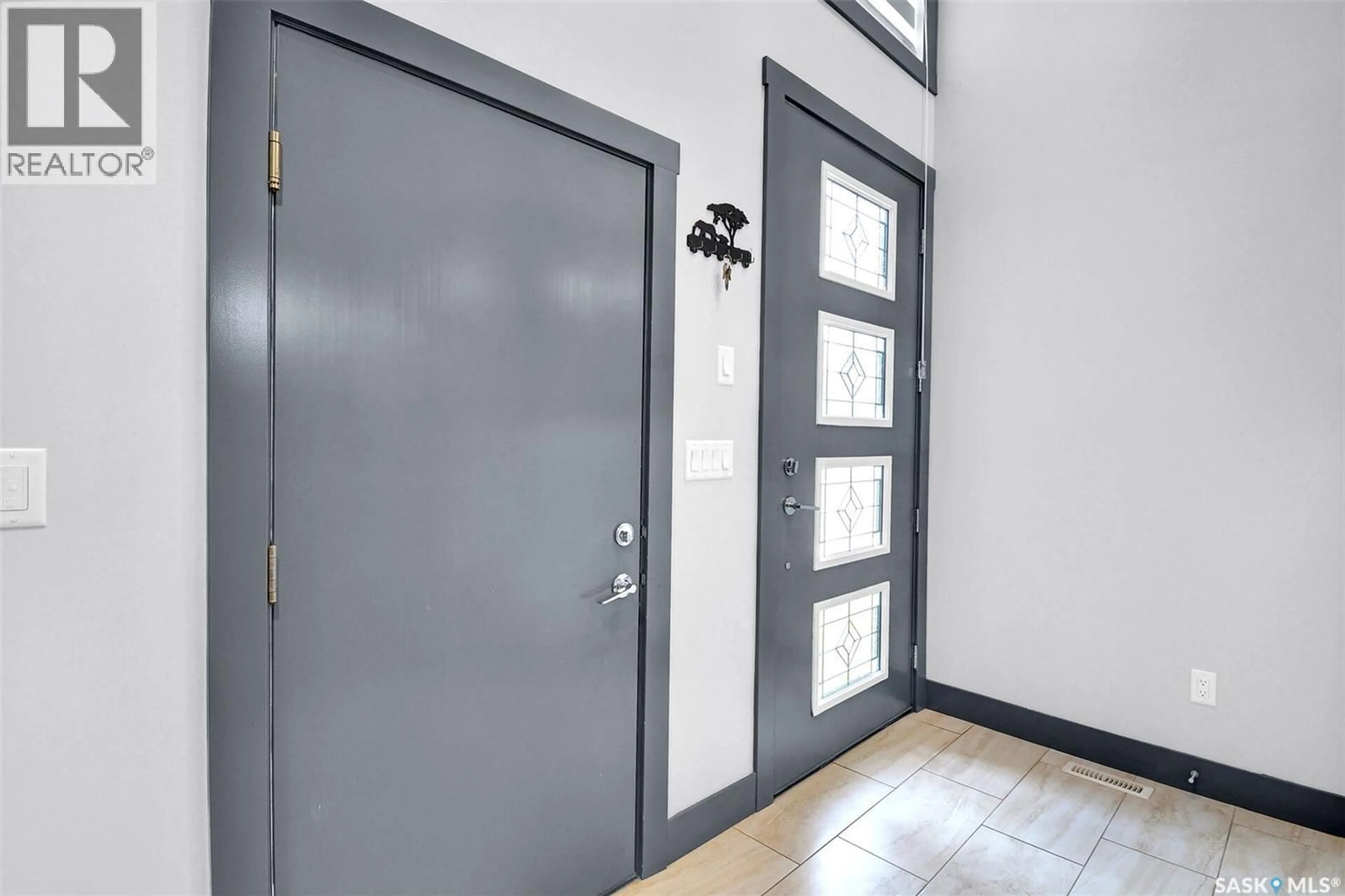 Indoor foyer for 519 KENASCHUK WAY, Saskatoon Saskatchewan S7W0Y5