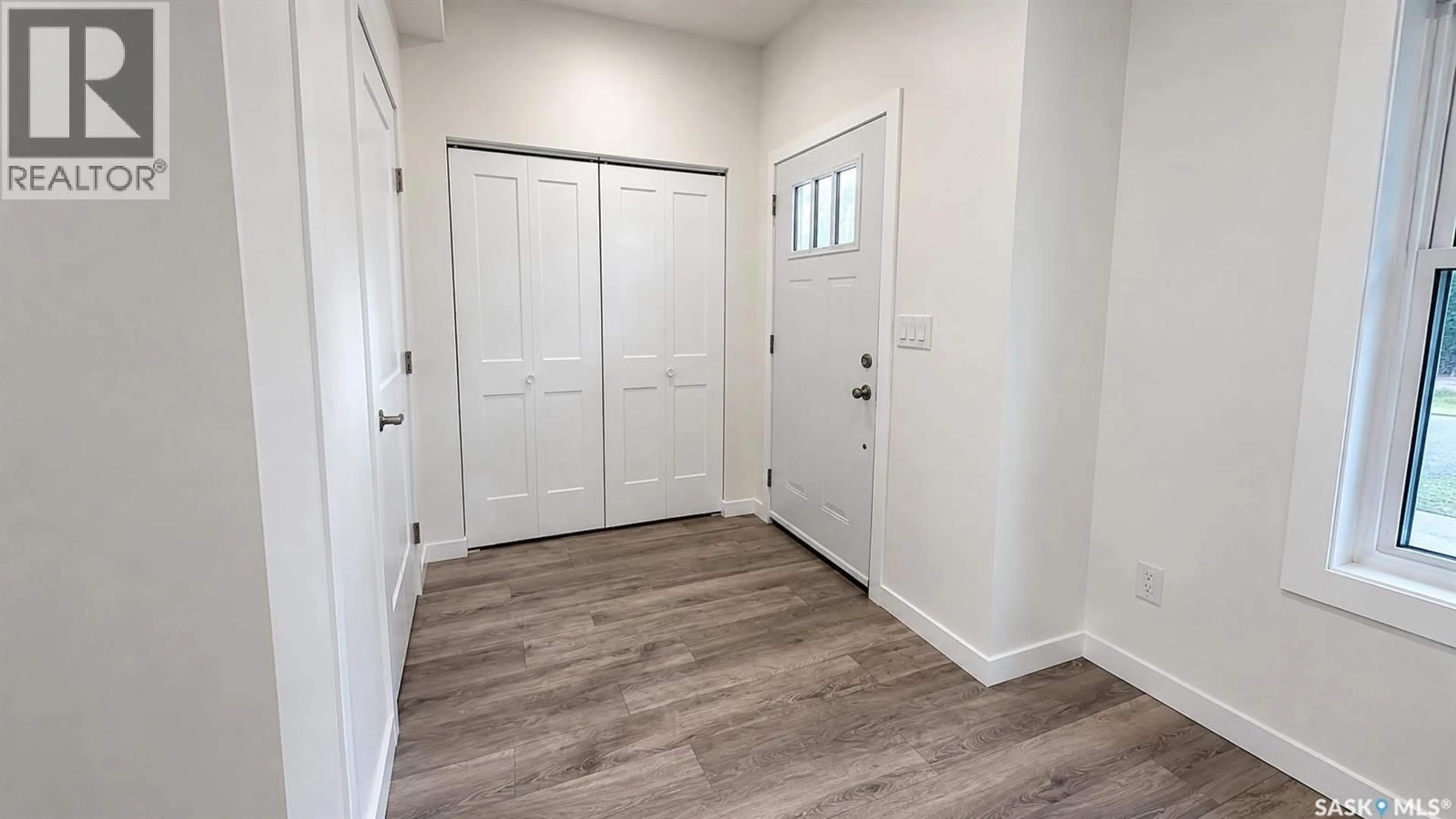 Indoor entryway for 1220 D AVENUE, Saskatoon Saskatchewan S7L1P1