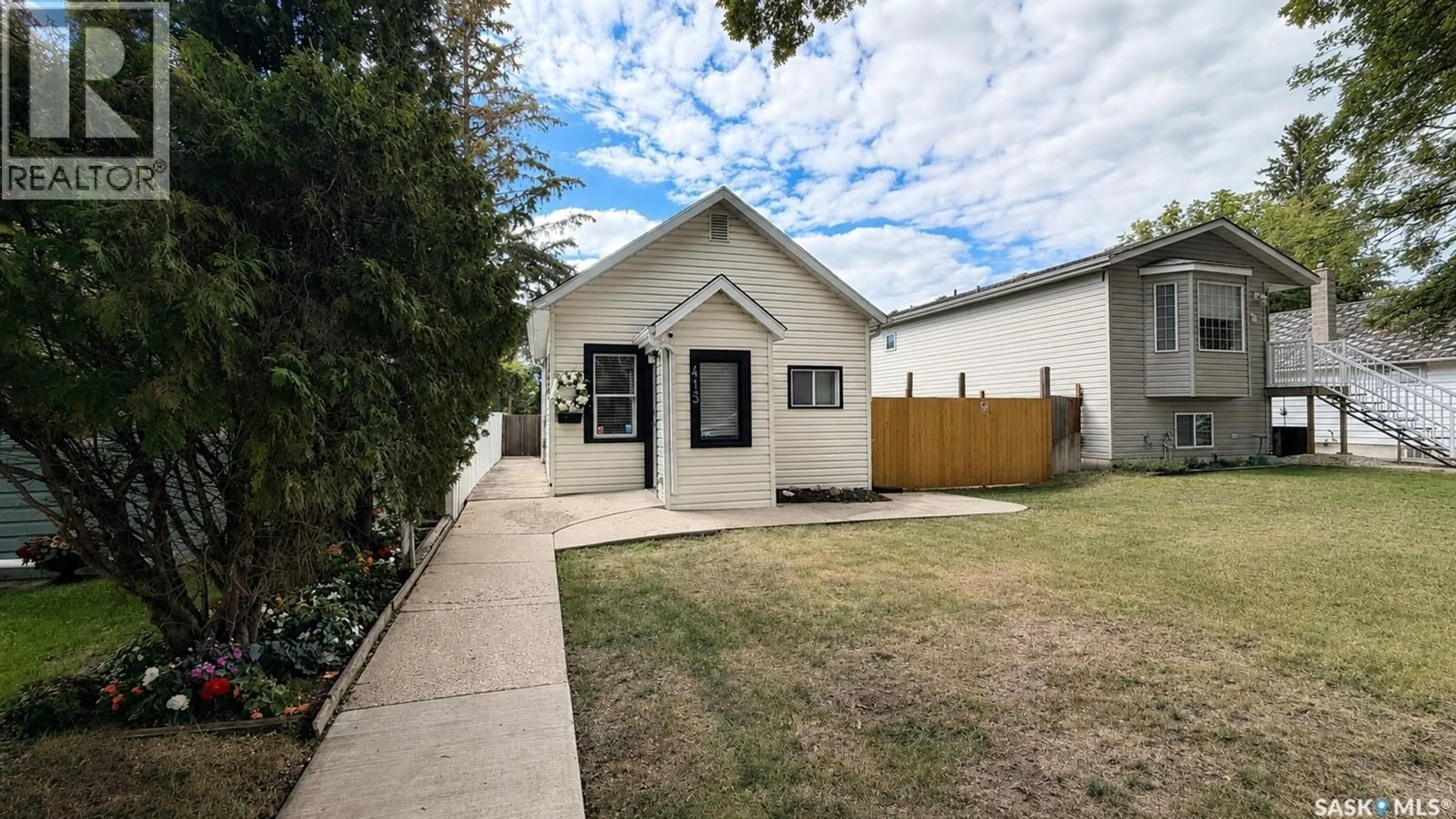 Home with vinyl exterior material, street for 413 L AVENUE, Saskatoon Saskatchewan S7L2P6