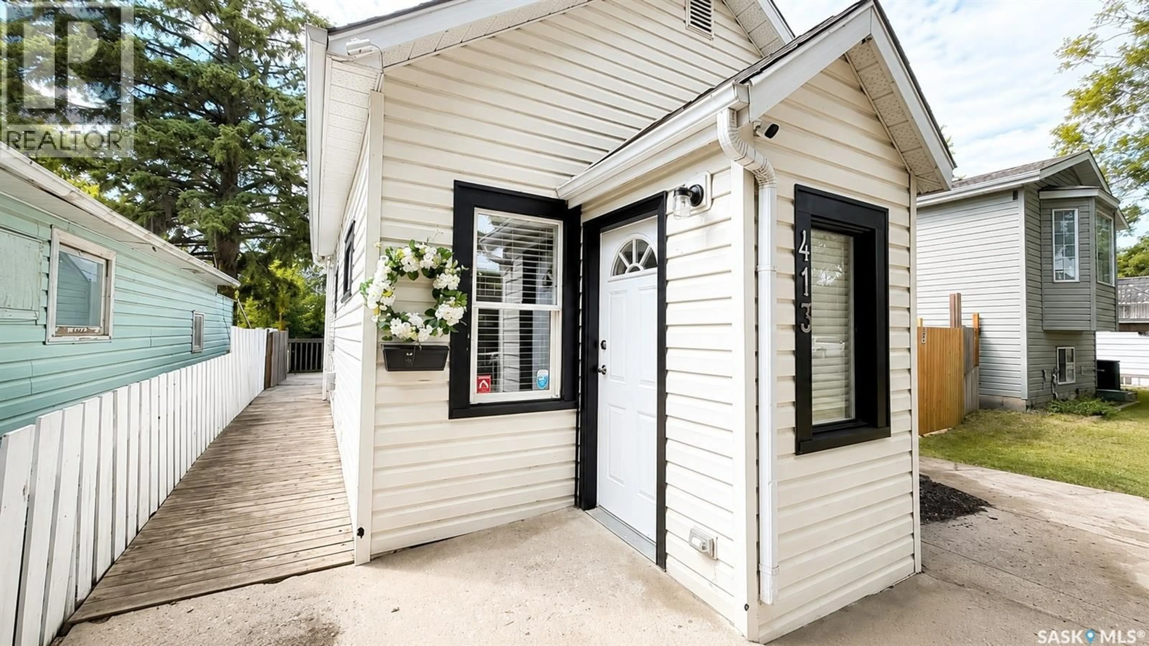 Home with vinyl exterior material, street for 413 L AVENUE, Saskatoon Saskatchewan S7L2P6