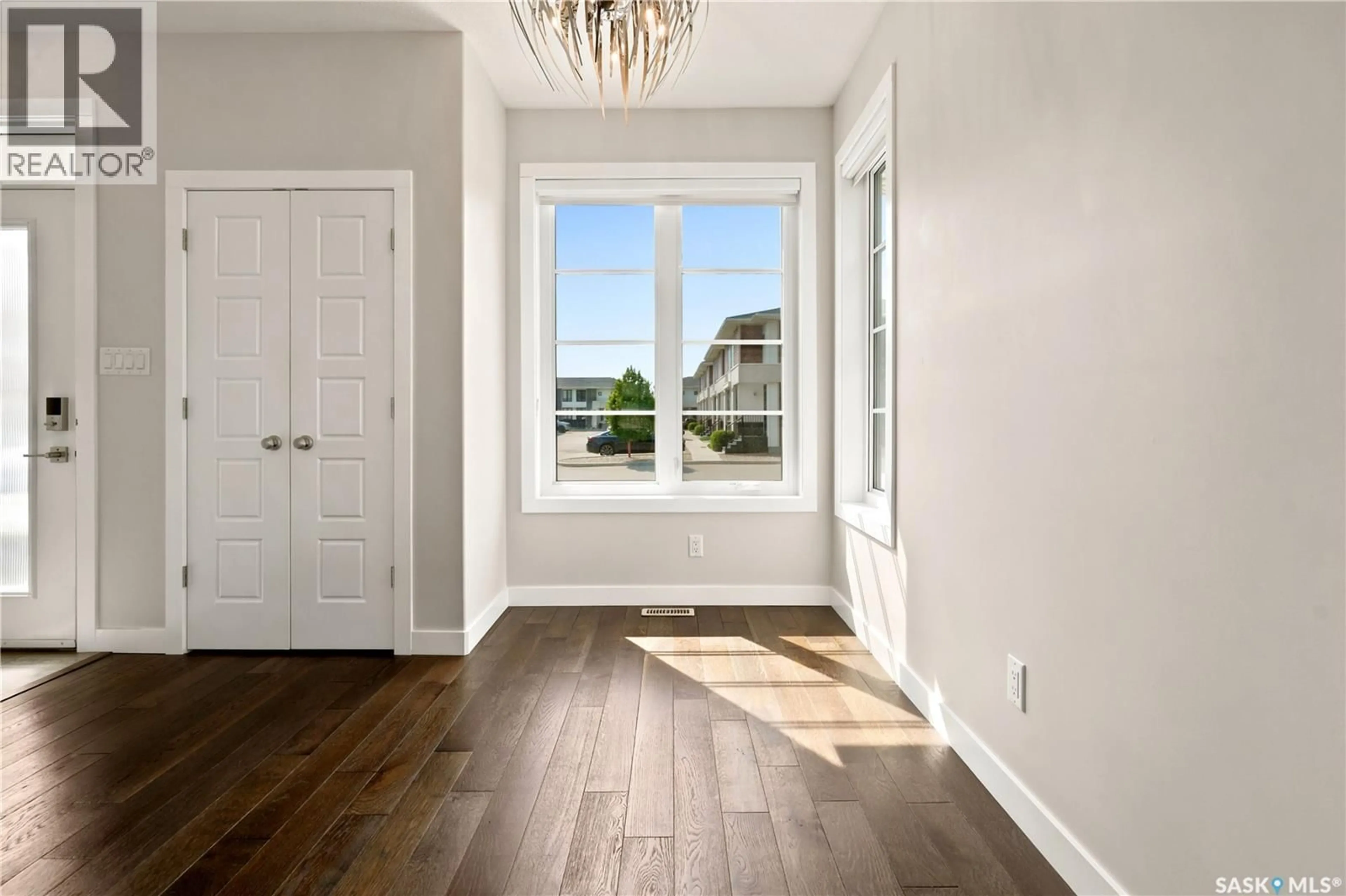 Indoor entryway for 101 - 3229 ELGAARD DRIVE, Regina Saskatchewan S4X0L2