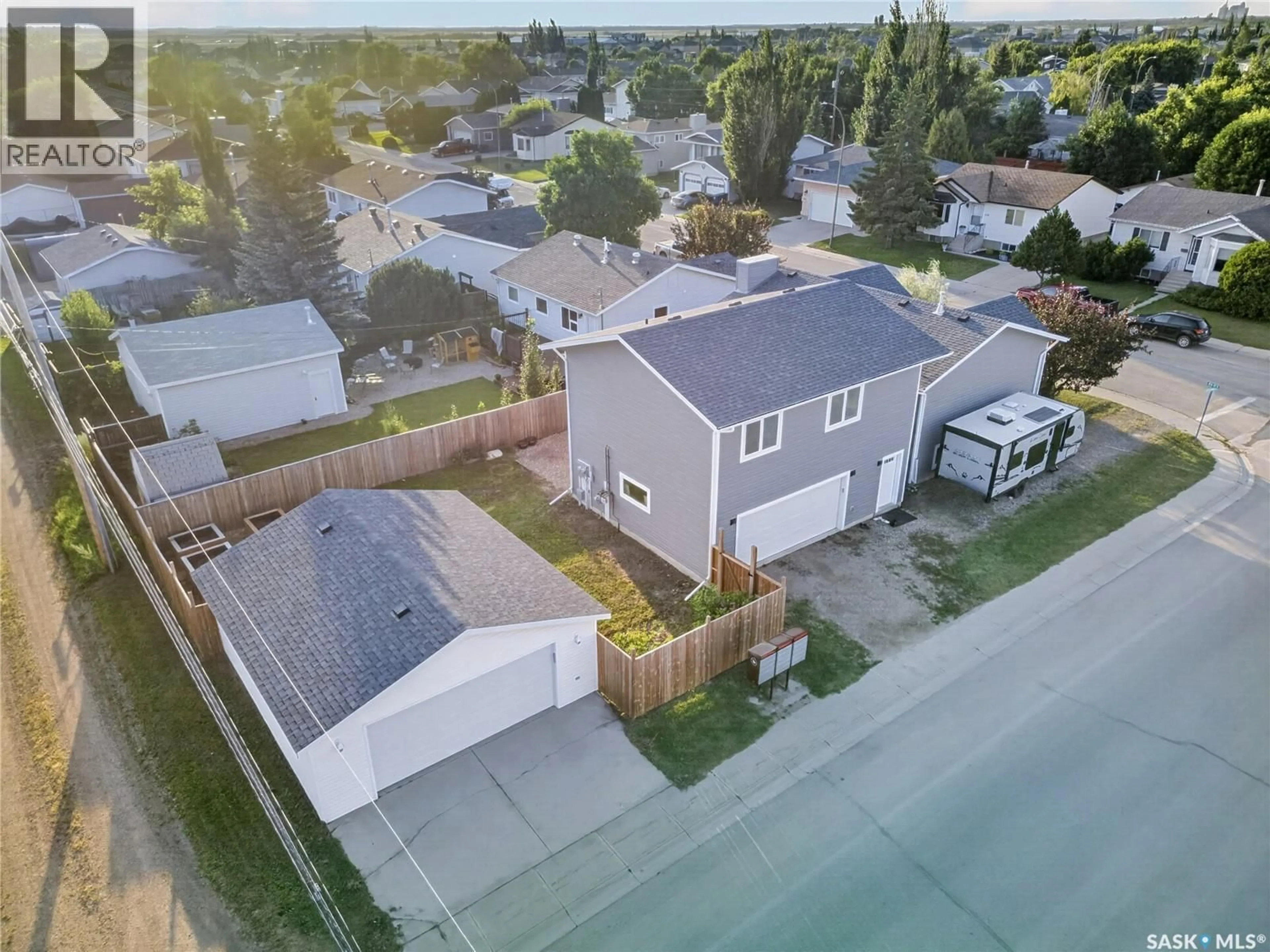 A pic from outside/outdoor area/front of a property/back of a property/a pic from drone, street for 433 4TH STREET, Martensville Saskatchewan S0K0A2
