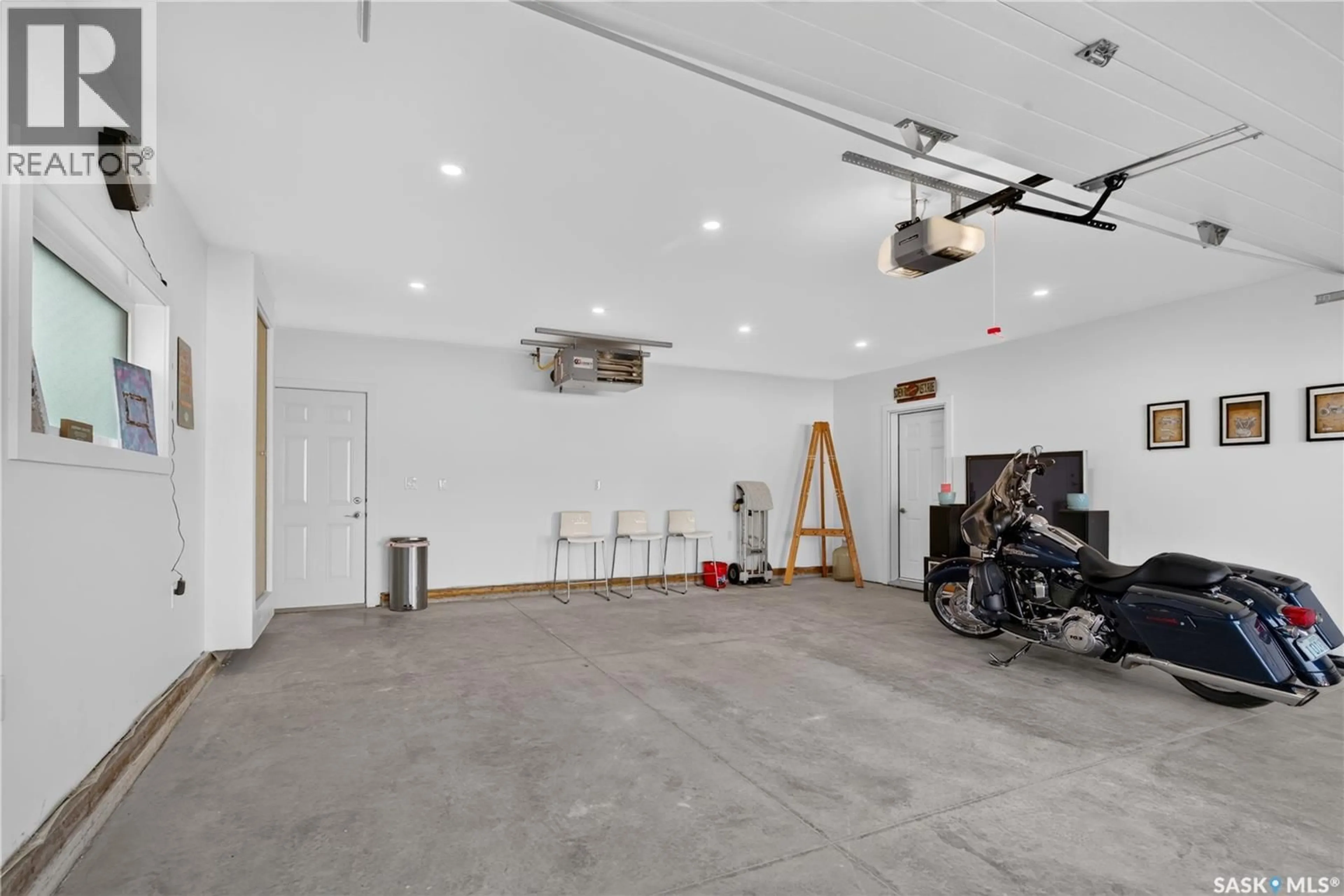 Indoor garage for 433 4TH STREET, Martensville Saskatchewan S0K0A2