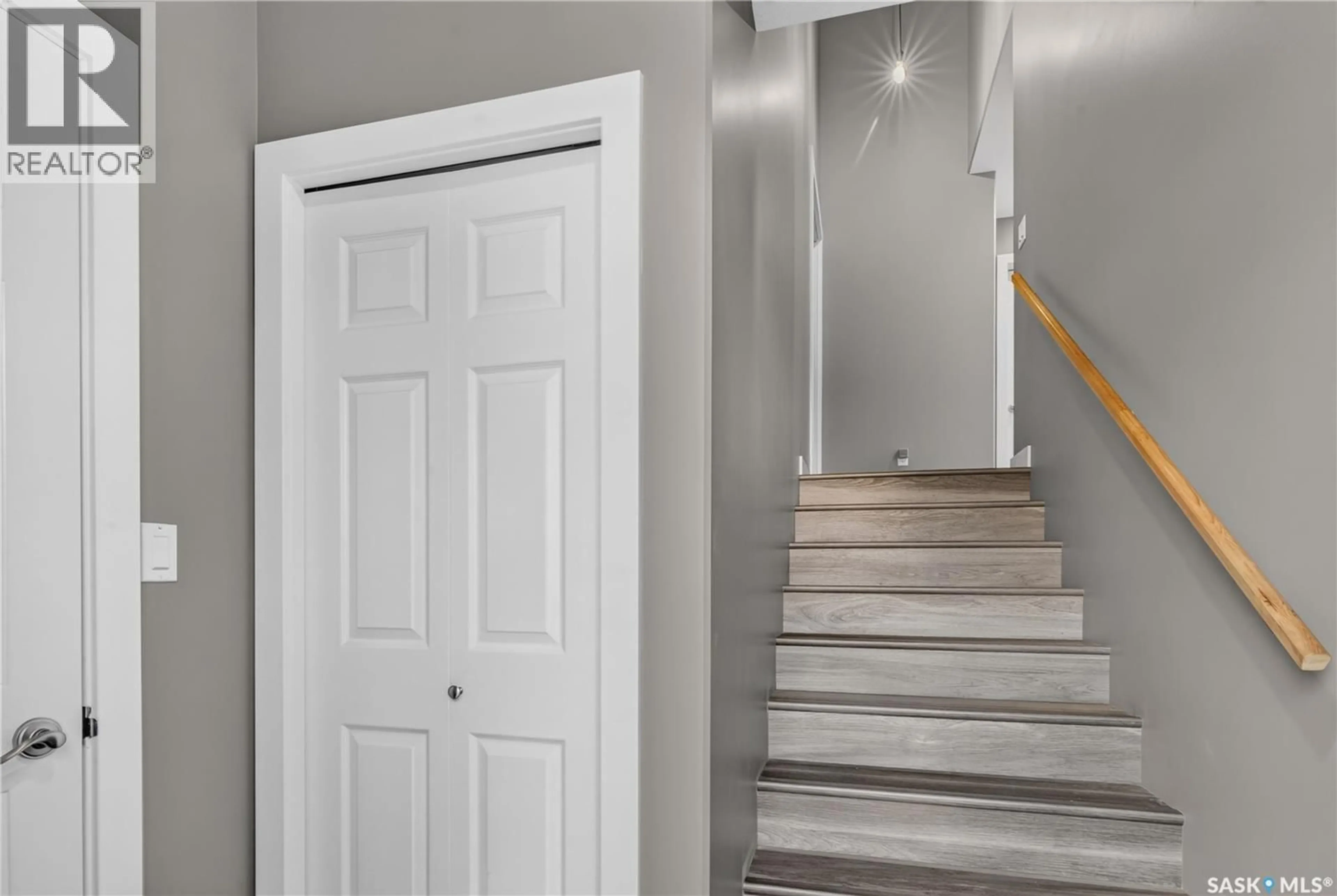 Indoor entryway for 433 4TH STREET, Martensville Saskatchewan S0K0A2