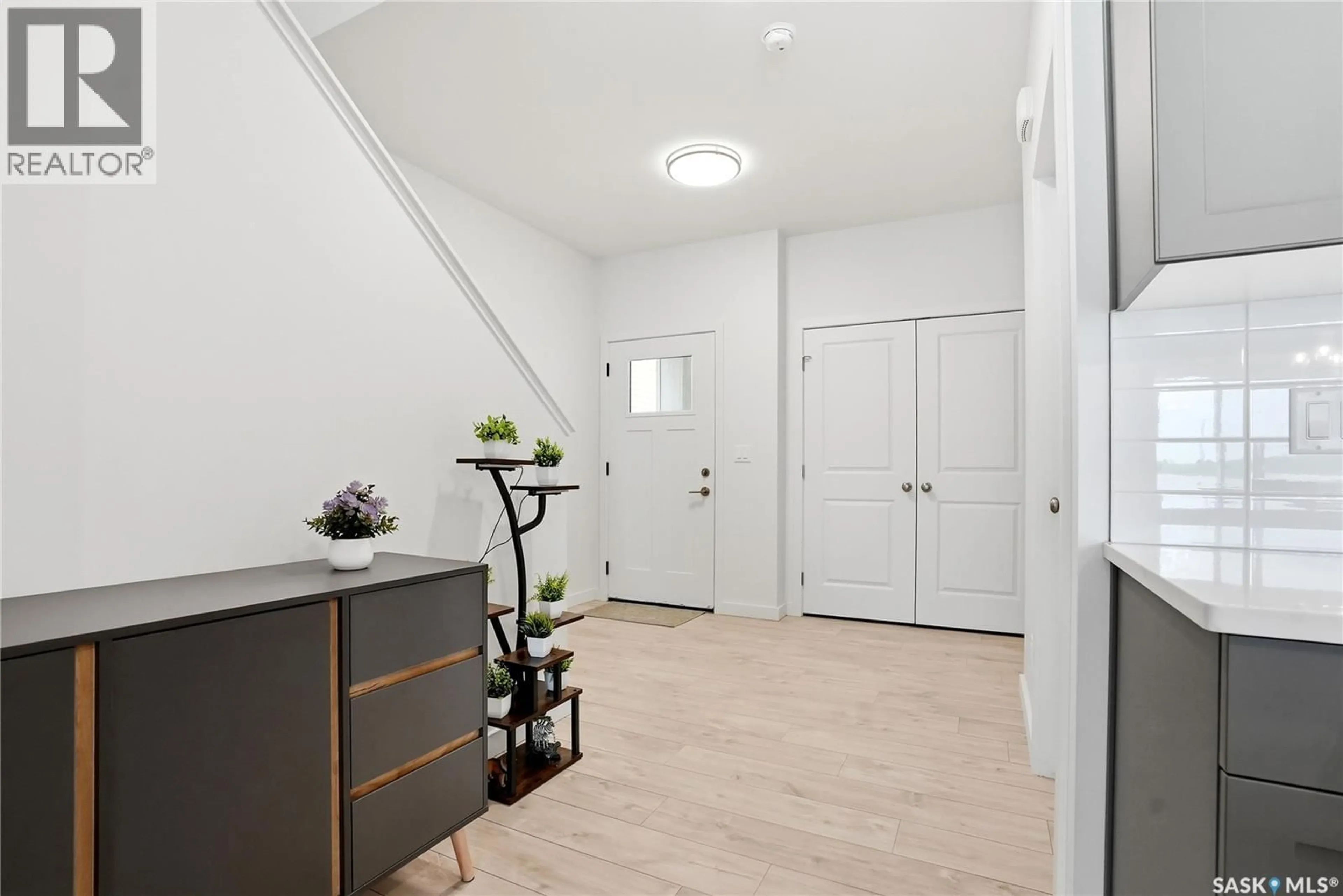 Indoor entryway for 246 KATZ COURT, Saskatoon Saskatchewan S7H4R1