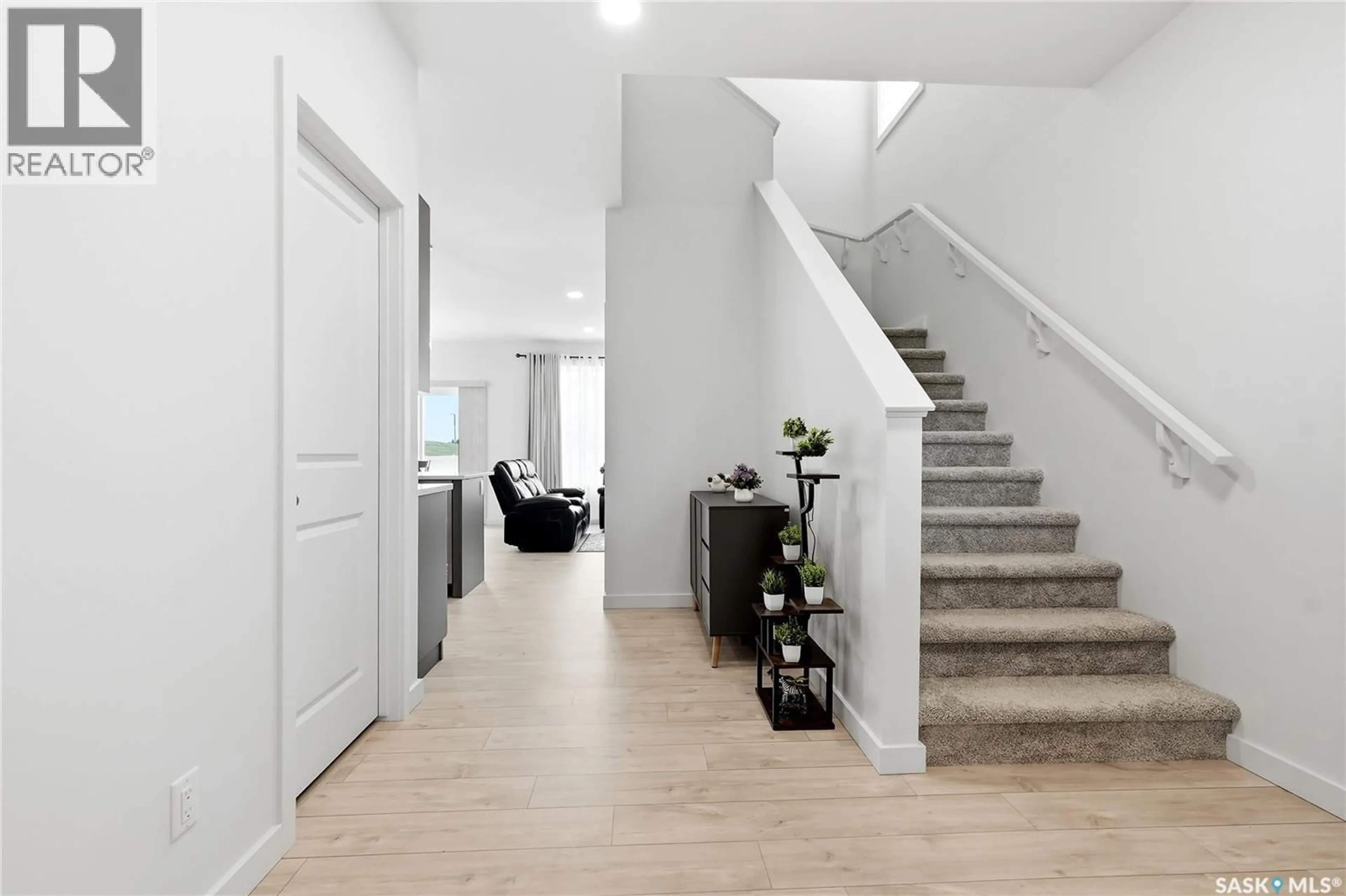 Indoor foyer for 246 KATZ COURT, Saskatoon Saskatchewan S7H4R1