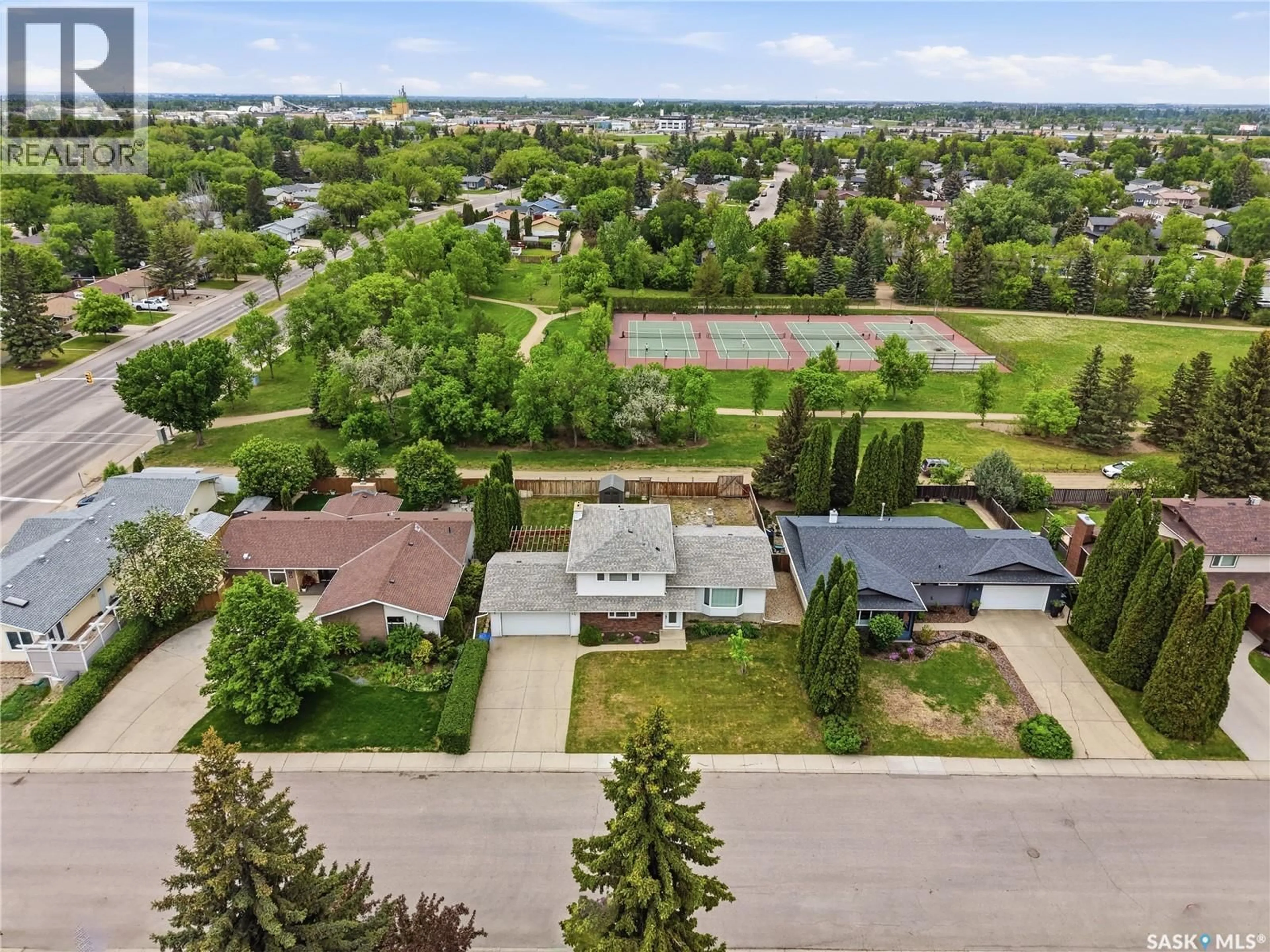 A pic from outside/outdoor area/front of a property/back of a property/a pic from drone, street for 86 DUNCAN CRESCENT, Saskatoon Saskatchewan S7H4K4