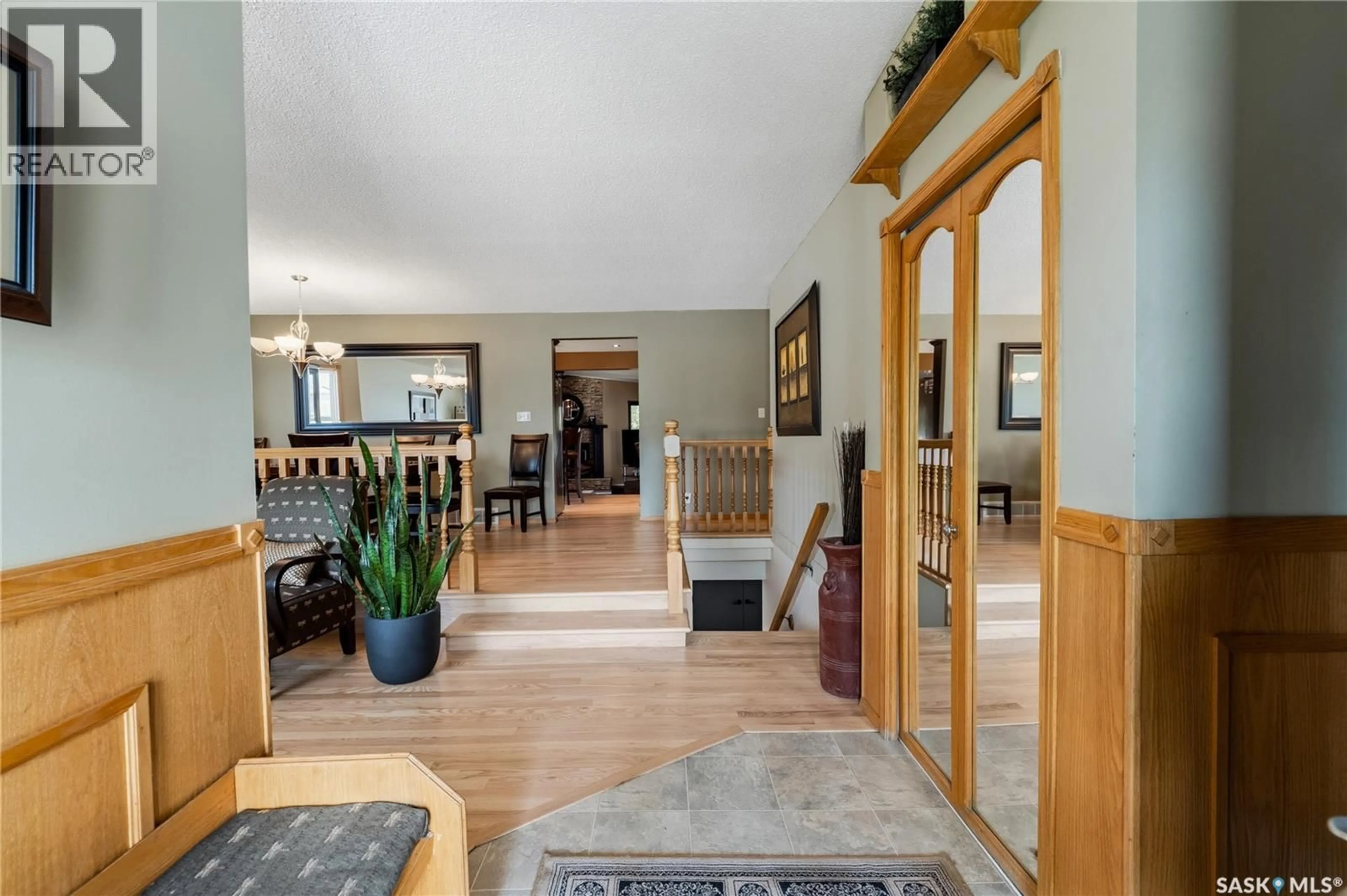 Indoor foyer for 3603 SELINGER CRESCENT, Regina Saskatchewan S4V2H7
