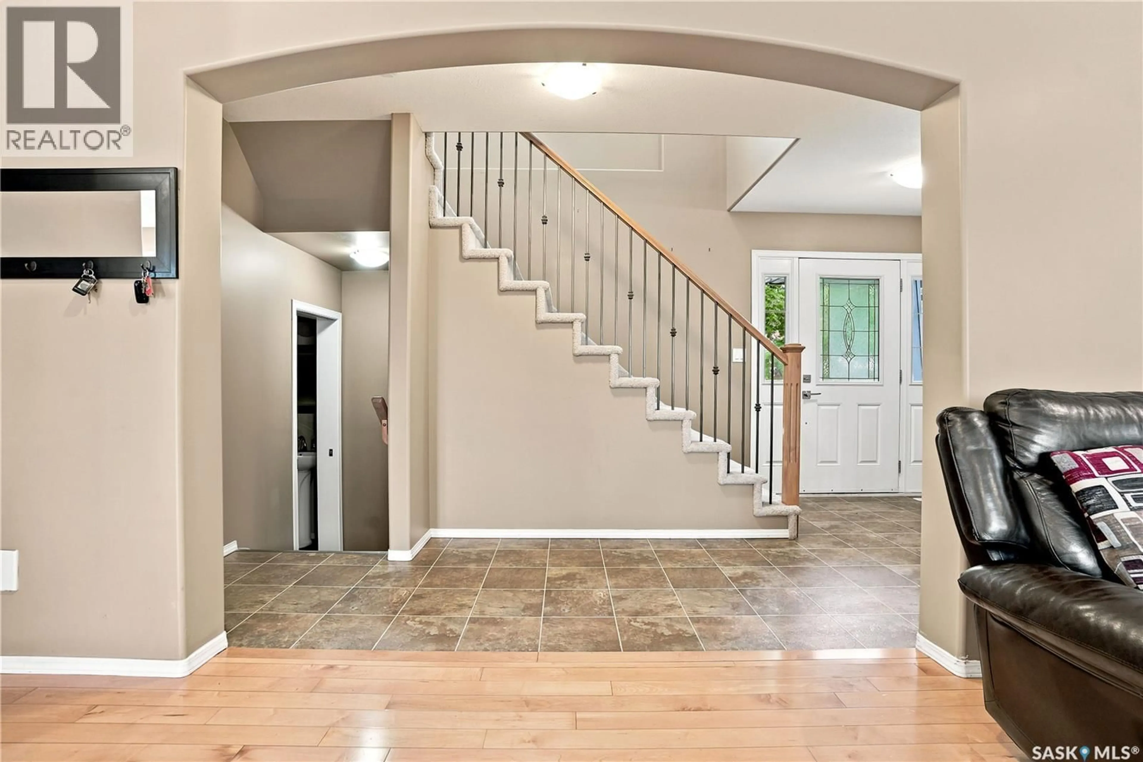 Indoor entryway for 110 STEPNEY CRESCENT, Saskatoon Saskatchewan S7T0A5