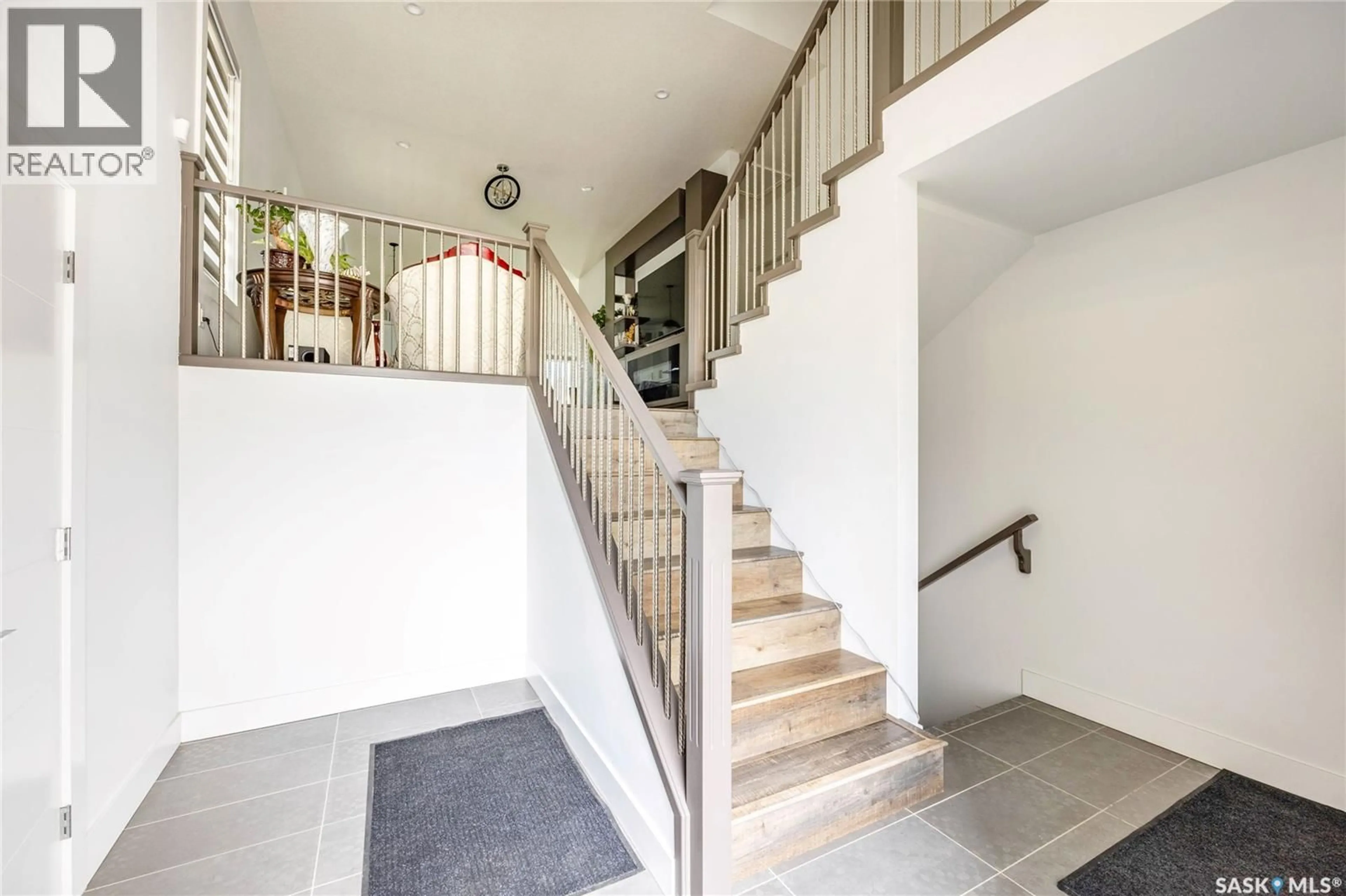 Indoor foyer for 106 KENASCHUK CRESCENT, Saskatoon Saskatchewan S7W0Y6