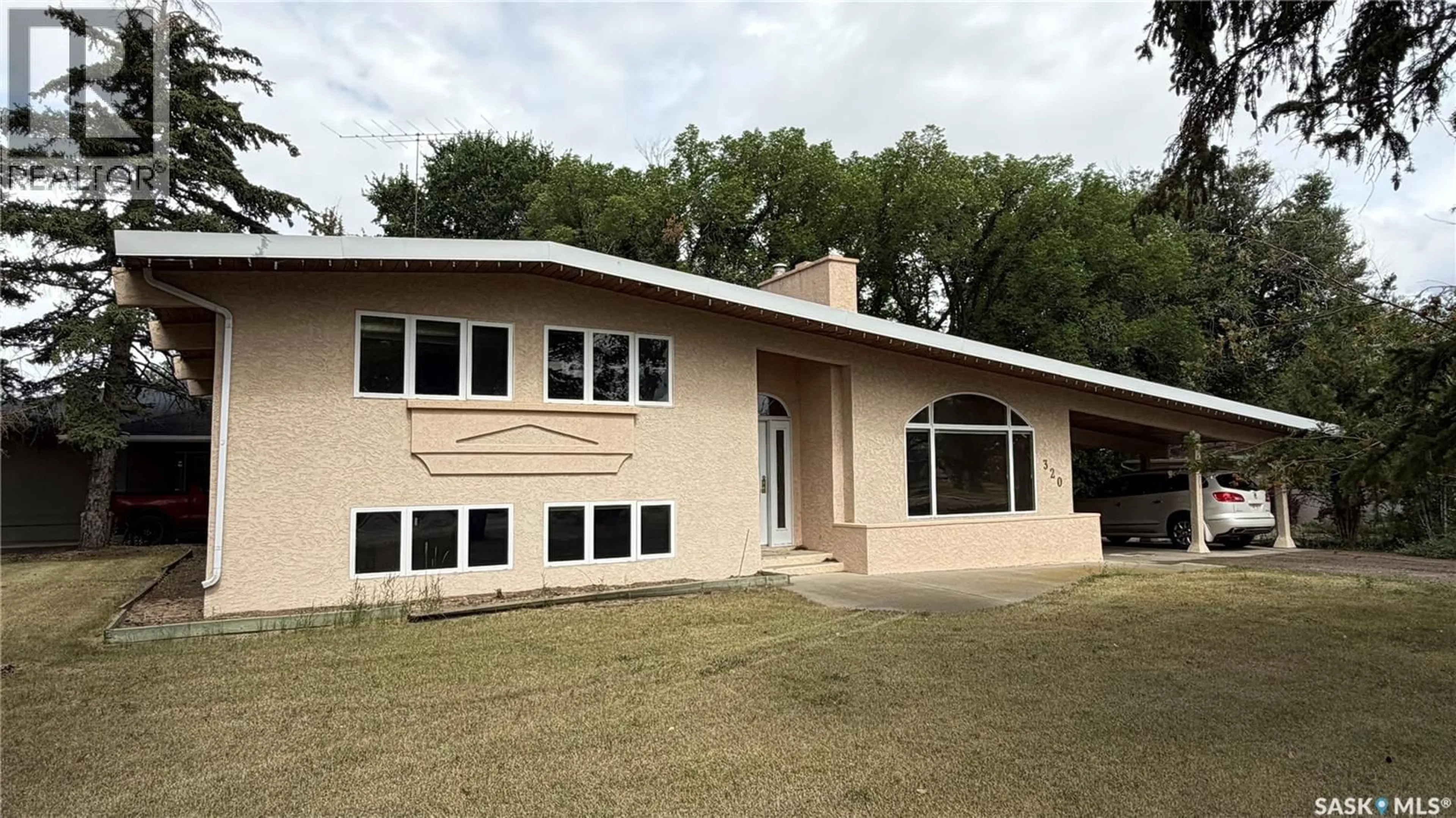 Home with vinyl exterior material, building for 320 21 HIGHWAY, Maple Creek Saskatchewan S0N1N0