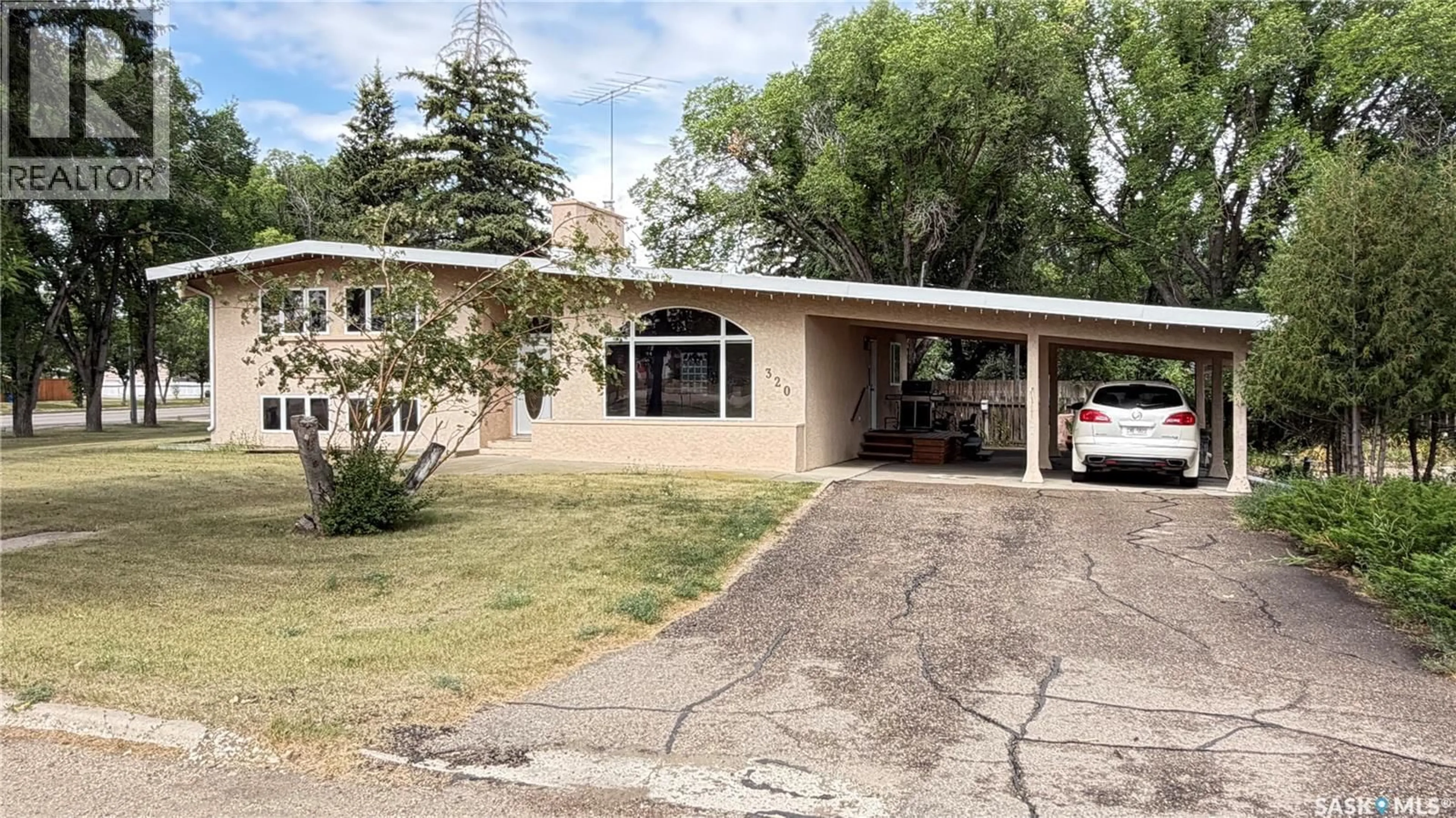 Home with vinyl exterior material, street for 320 21 HIGHWAY, Maple Creek Saskatchewan S0N1N0