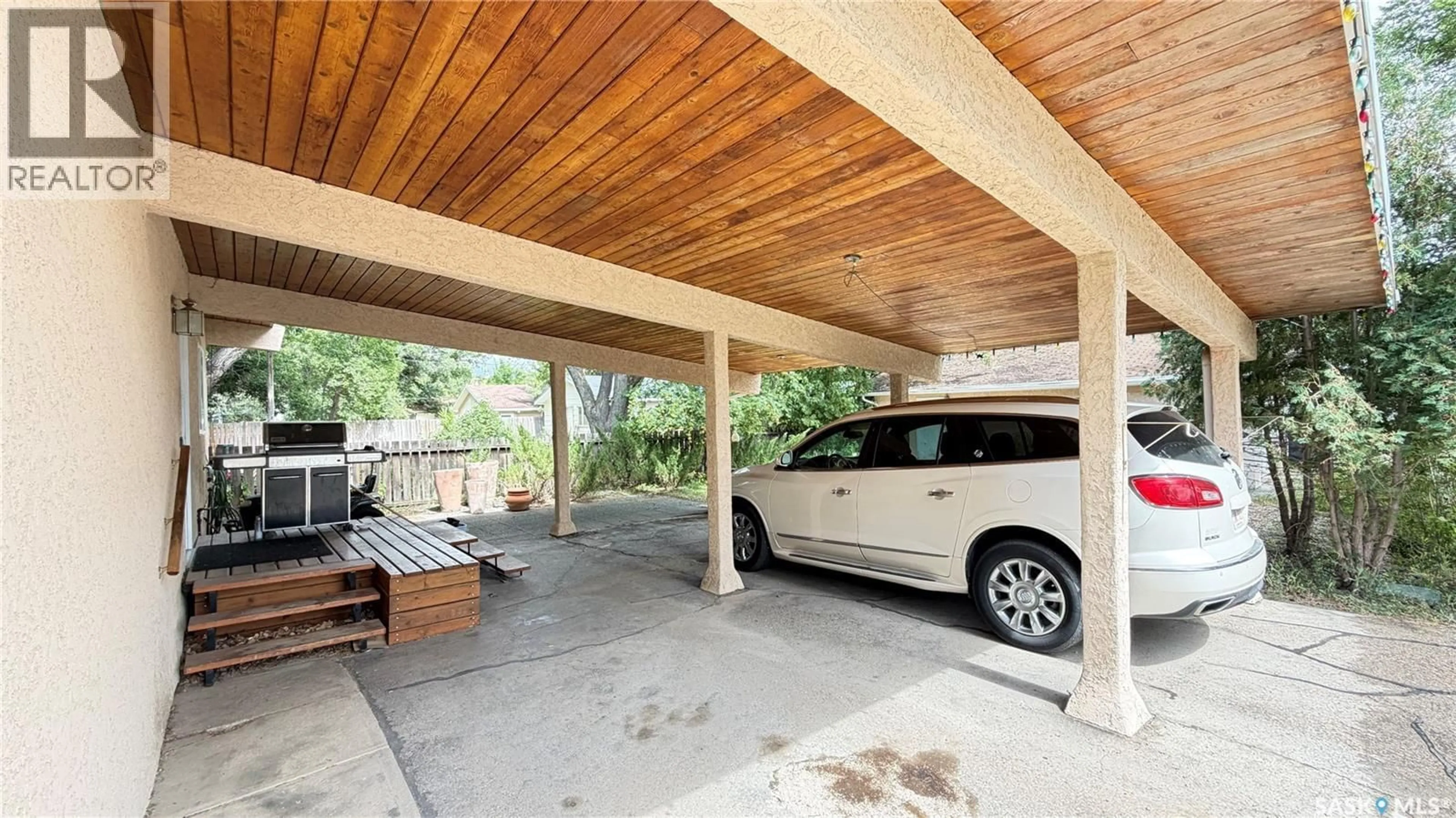 Indoor garage for 320 21 HIGHWAY, Maple Creek Saskatchewan S0N1N0