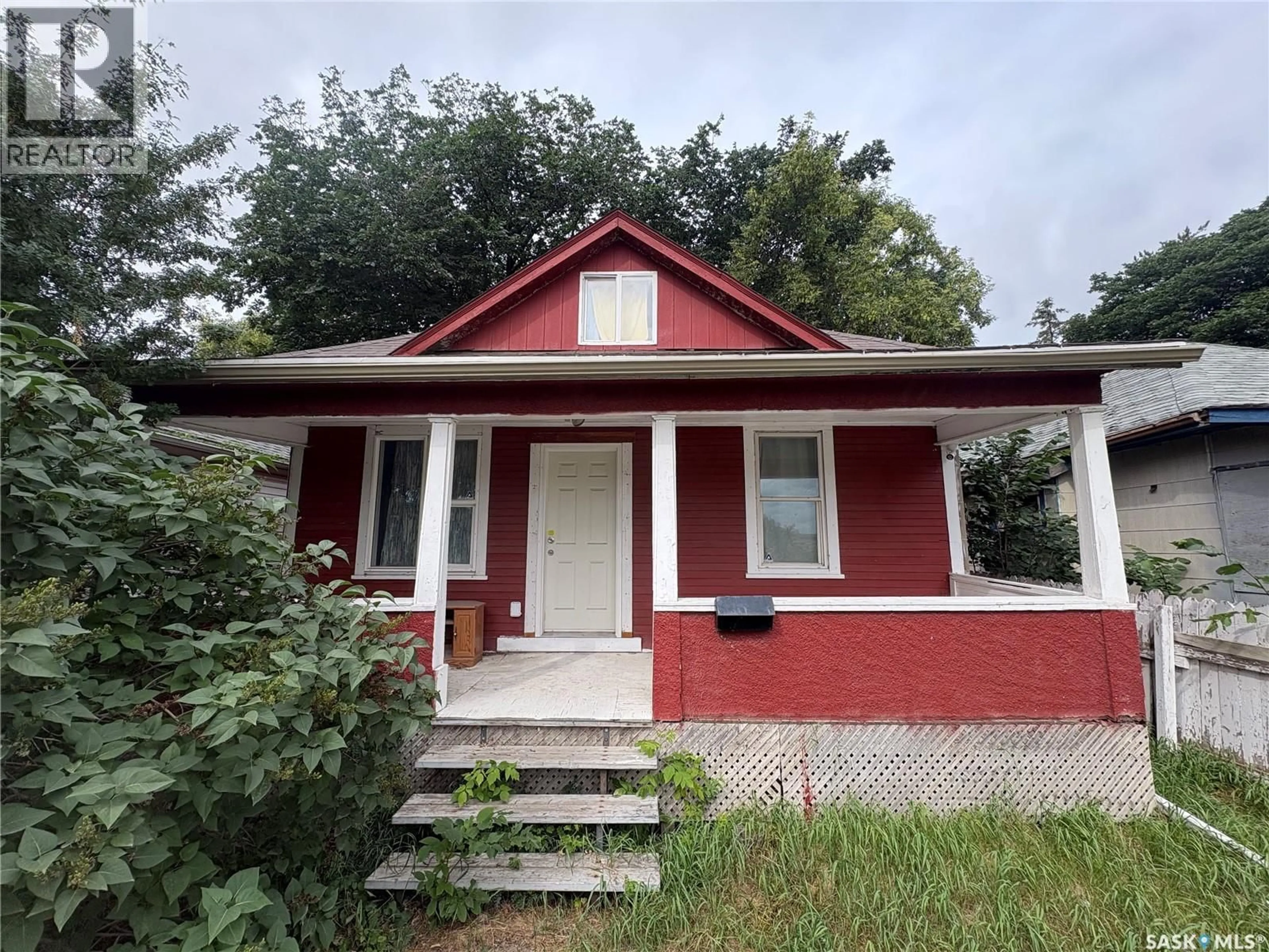 Home with vinyl exterior material, street for 1125 IDYLWYLD DRIVE, Saskatoon Saskatchewan S7L0Z8
