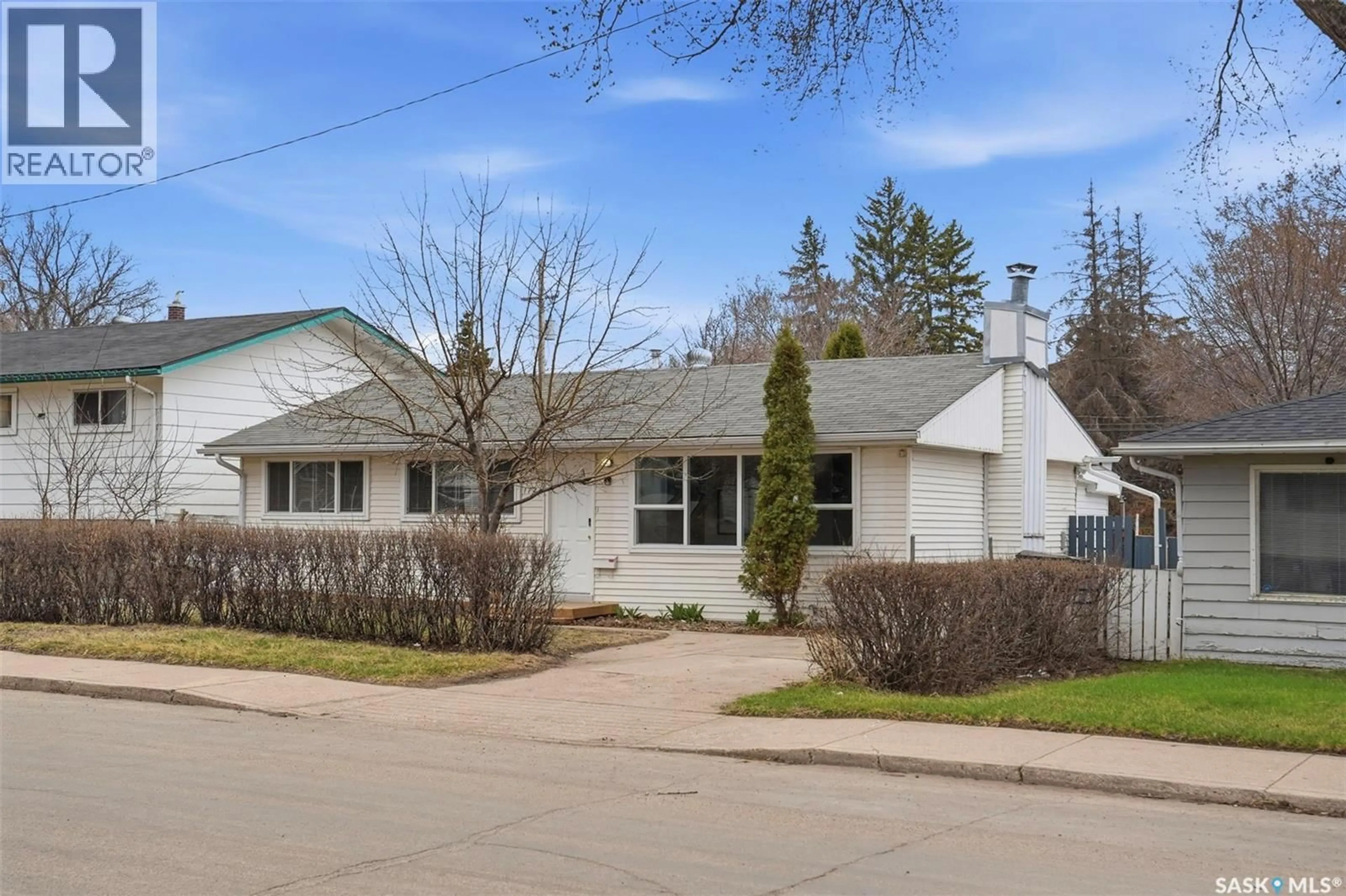 Home with vinyl exterior material, street for 1721 E AVENUE N, Saskatoon Saskatchewan S7L1V3
