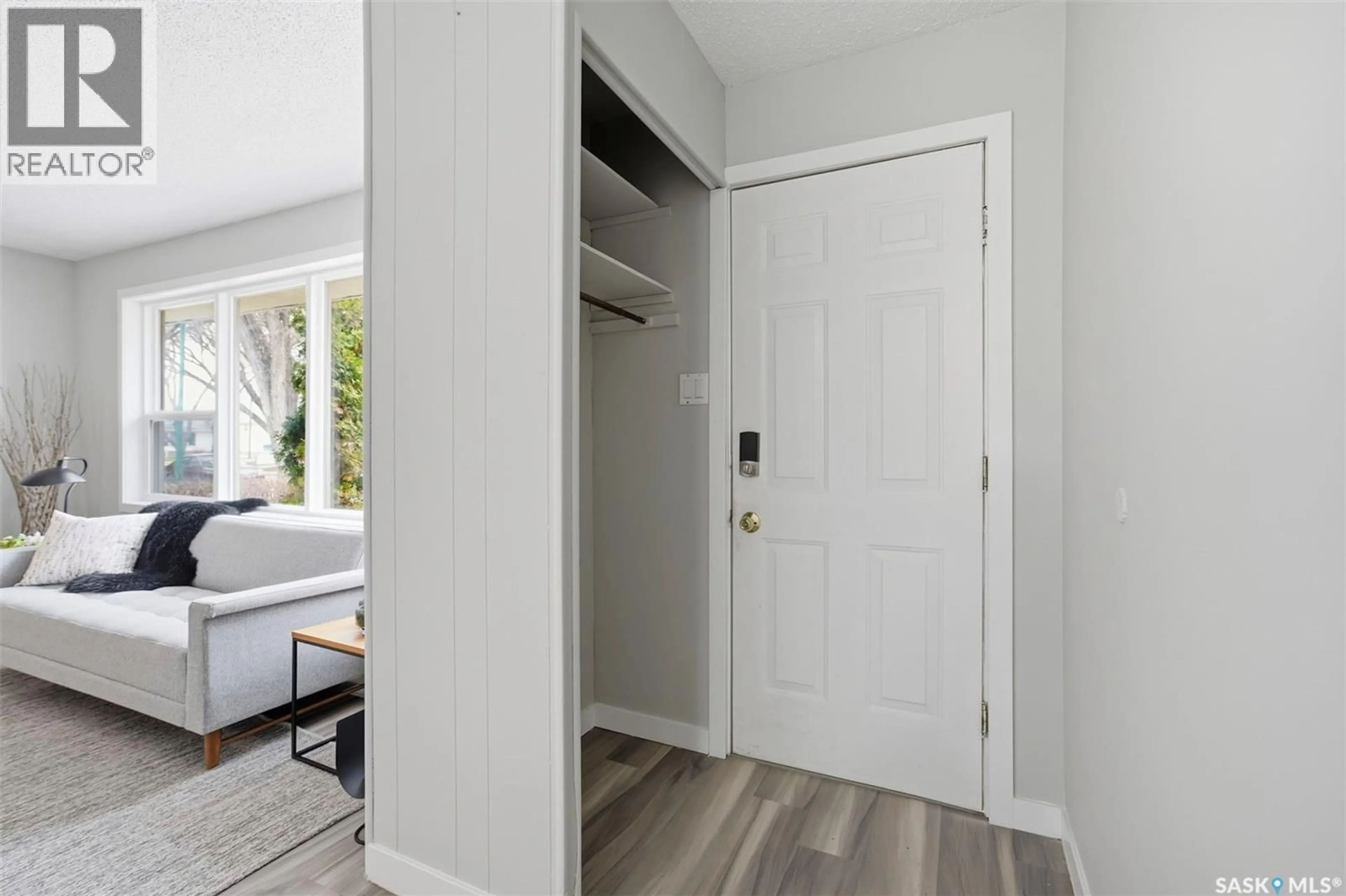 Indoor entryway for 1721 E AVENUE N, Saskatoon Saskatchewan S7L1V3