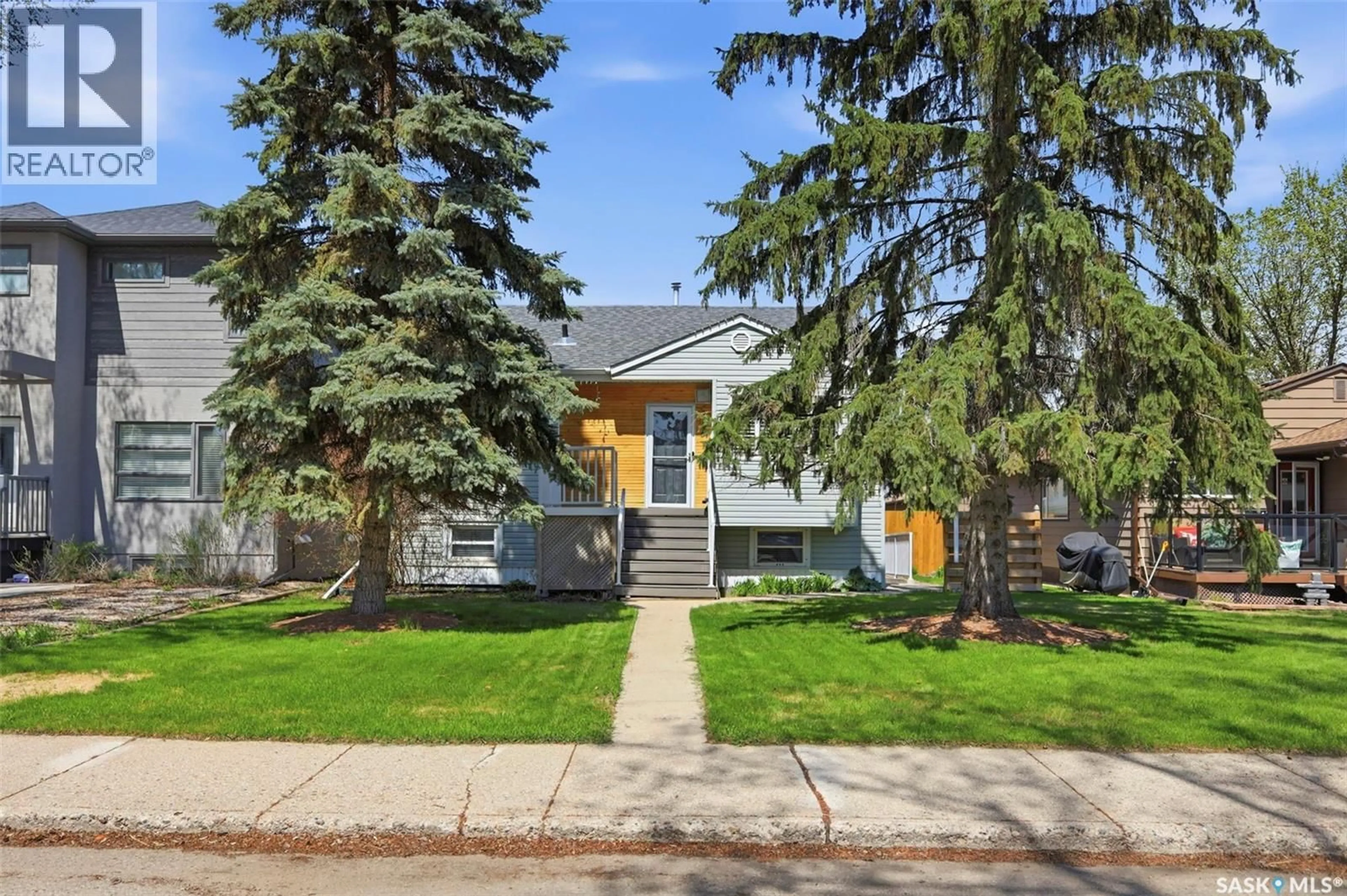 Home with vinyl exterior material, street for 816 EMPRESS STREET, Saskatoon Saskatchewan S7K0Y4