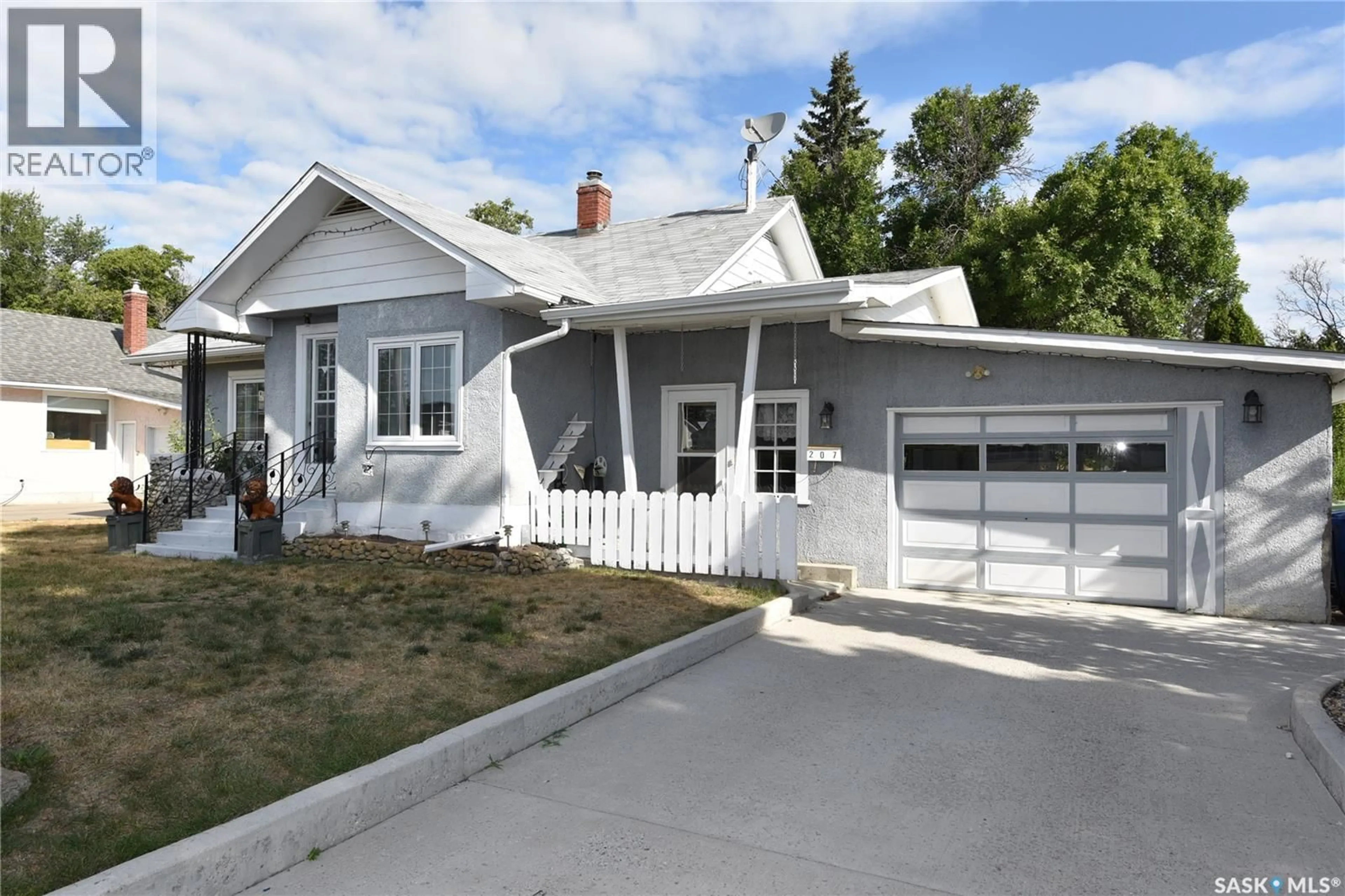 Home with vinyl exterior material, street for 207 PINE AVENUE, Nipawin Saskatchewan S0E1E0