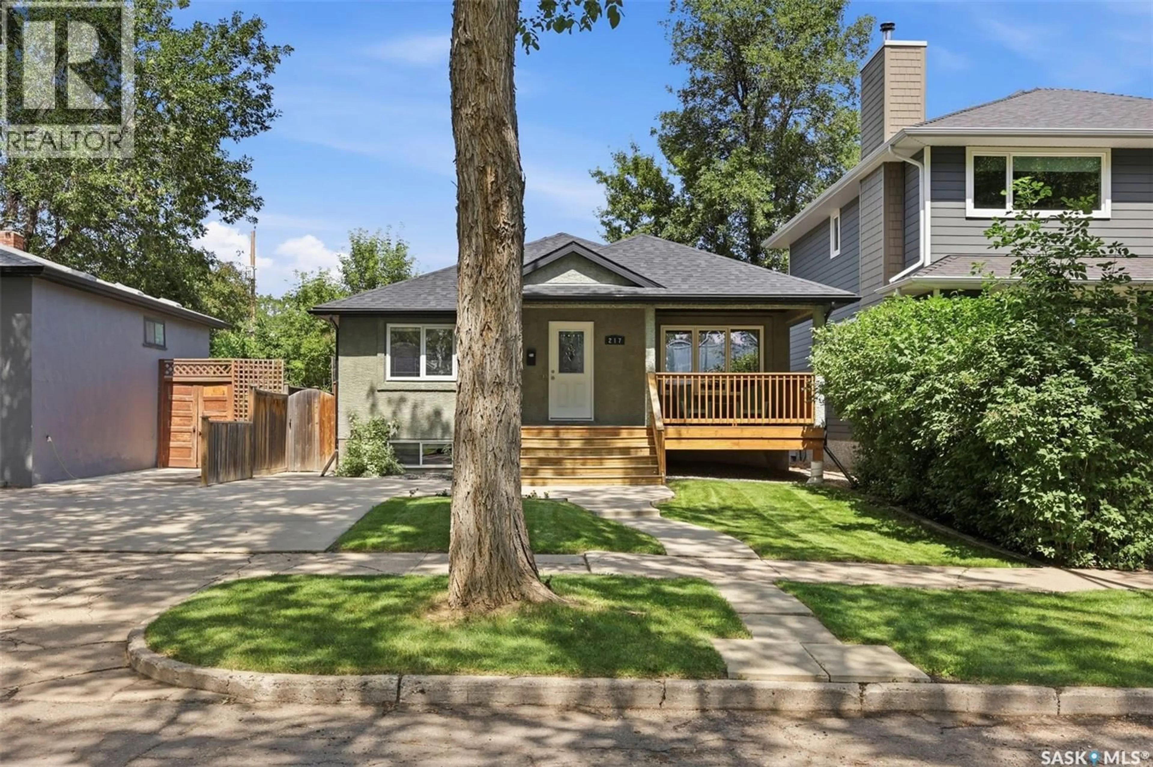 Home with vinyl exterior material, street for 217 ISABELLA STREET E, Saskatoon Saskatchewan S7J0B2