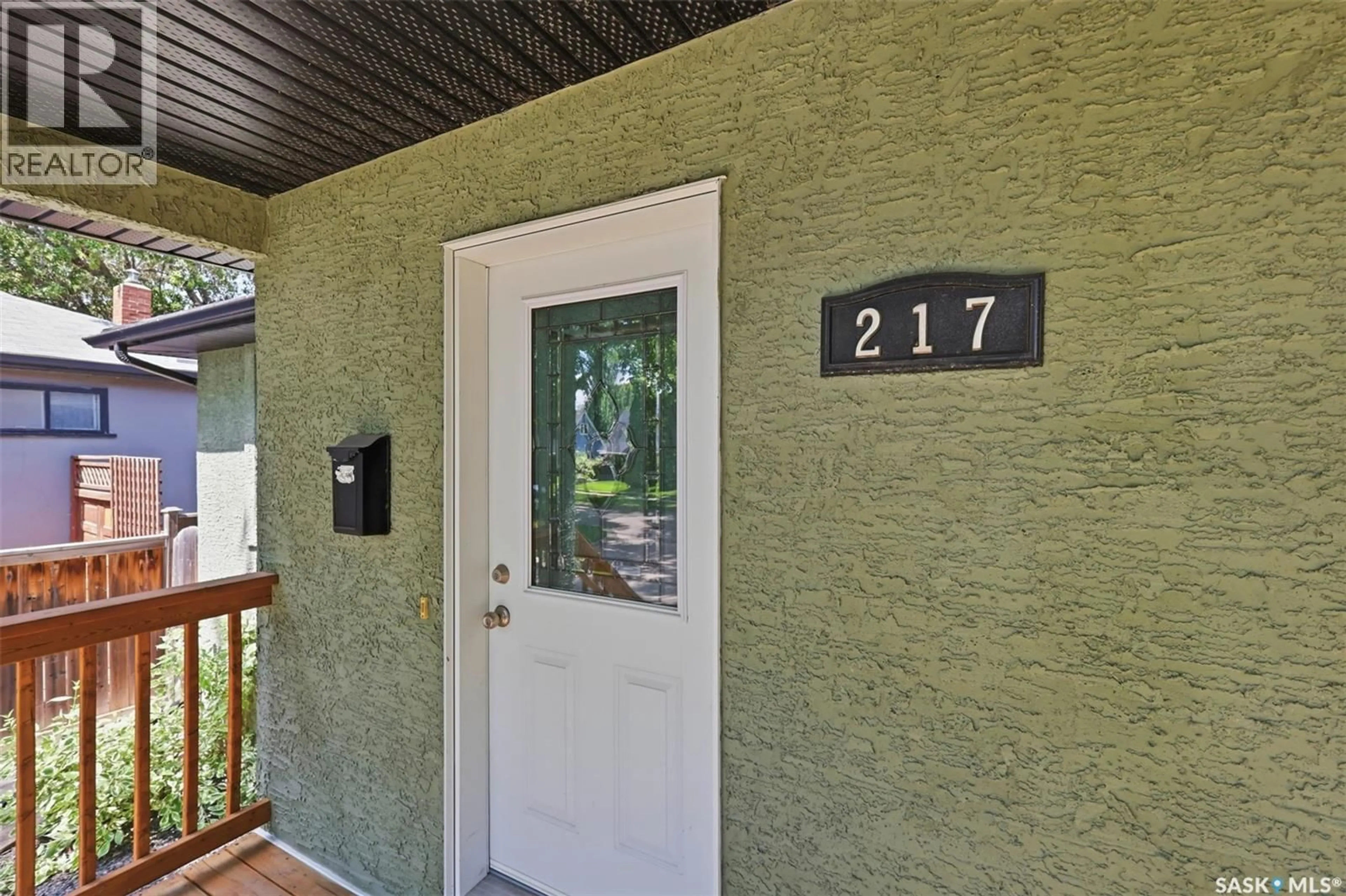 Indoor entryway for 217 ISABELLA STREET E, Saskatoon Saskatchewan S7J0B2