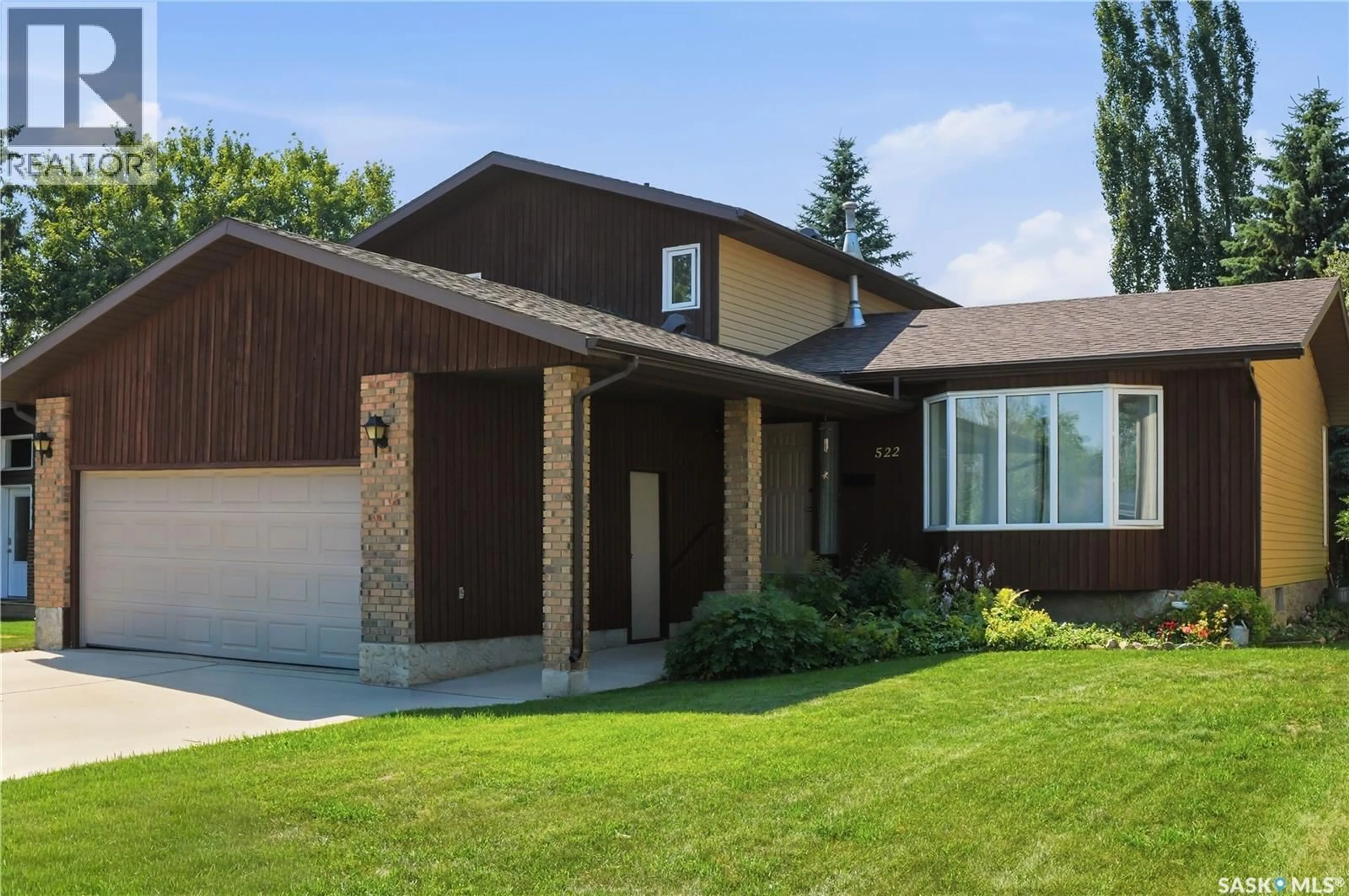 Home with vinyl exterior material, street for 522 DELARONDE ROAD, Saskatoon Saskatchewan S7J4A8