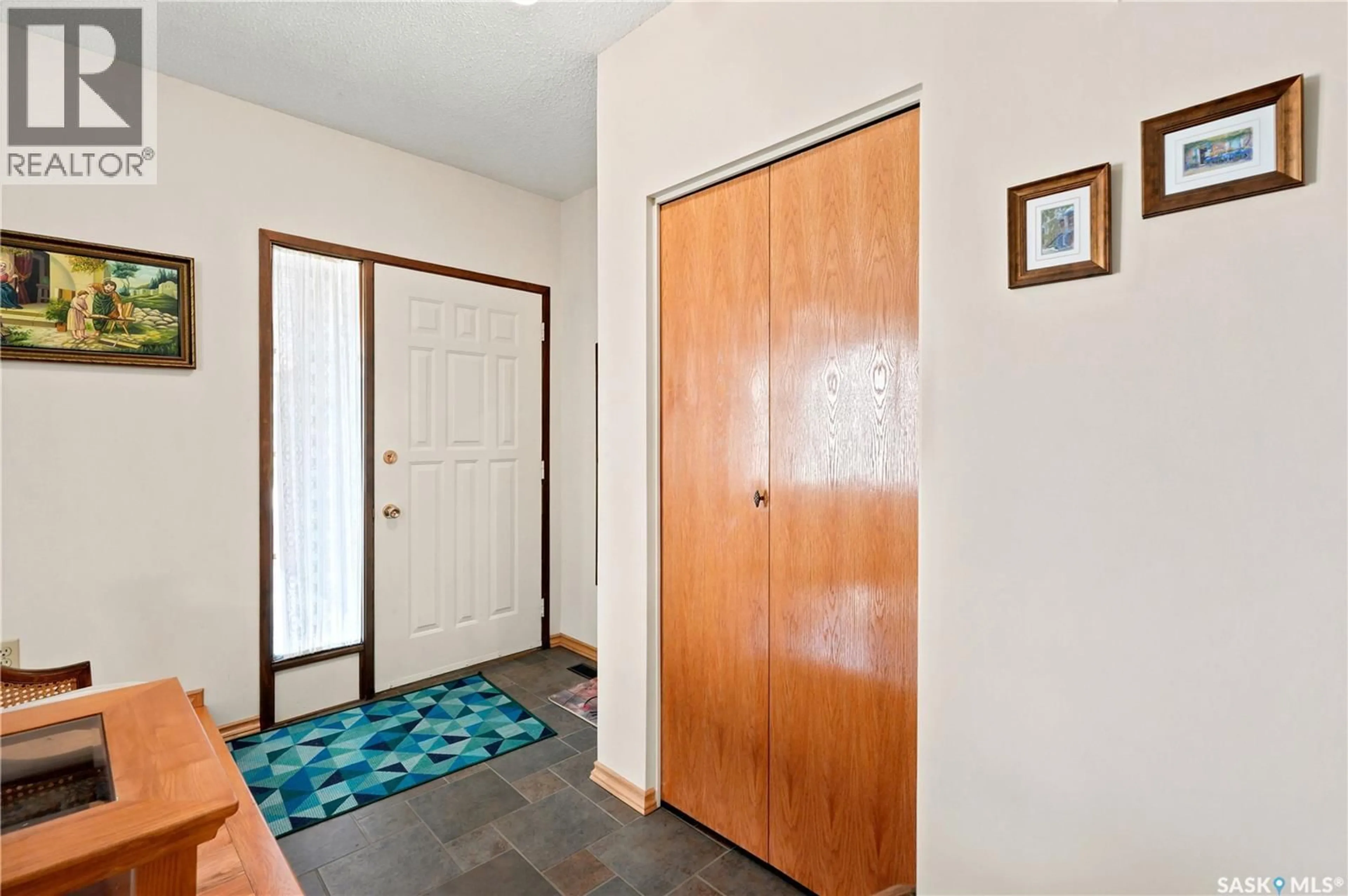 Indoor entryway for 522 DELARONDE ROAD, Saskatoon Saskatchewan S7J4A8