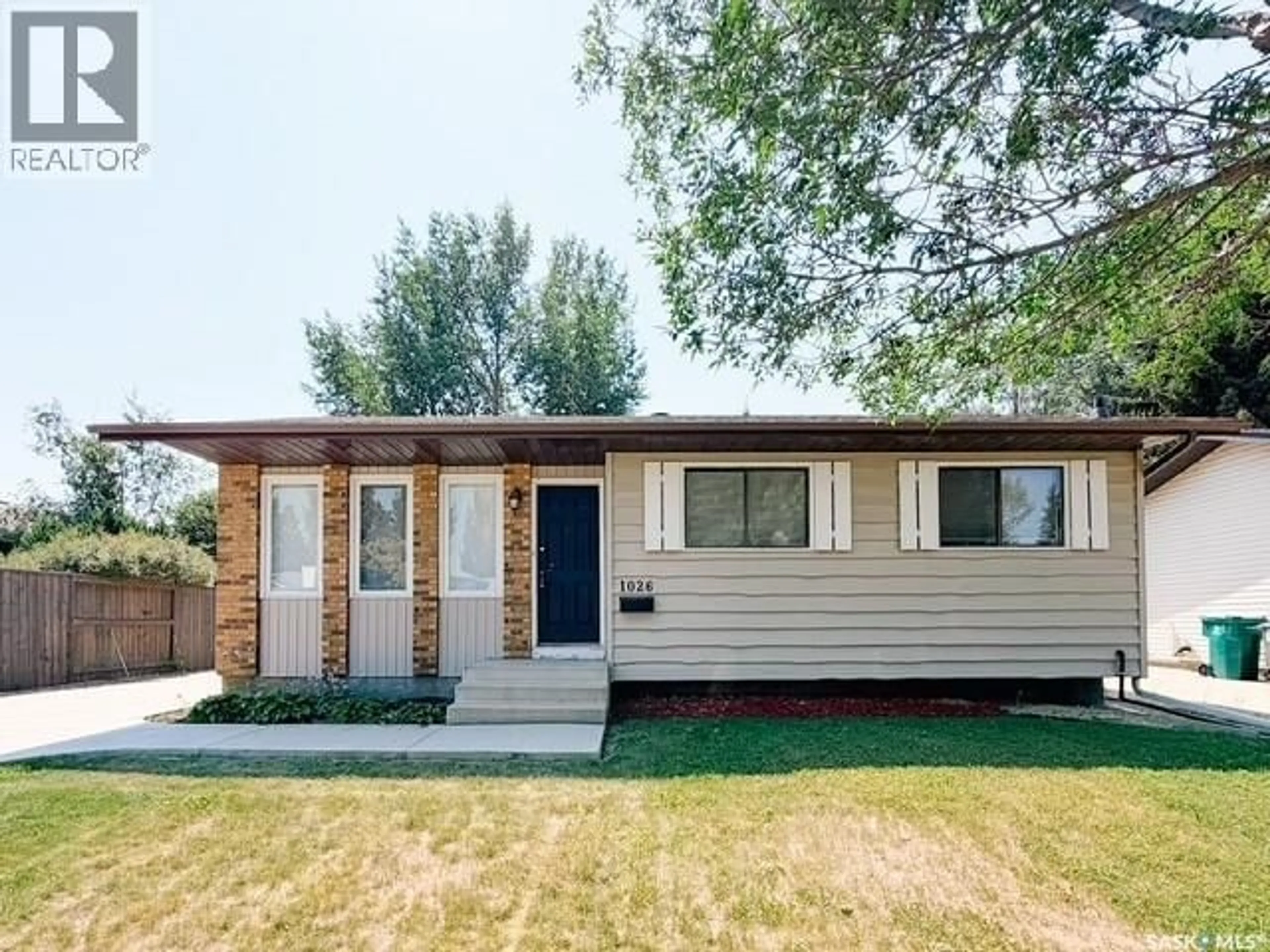 Home with vinyl exterior material, street for 1026 KINGSMERE BOULEVARD, Saskatoon Saskatchewan S7J4X6