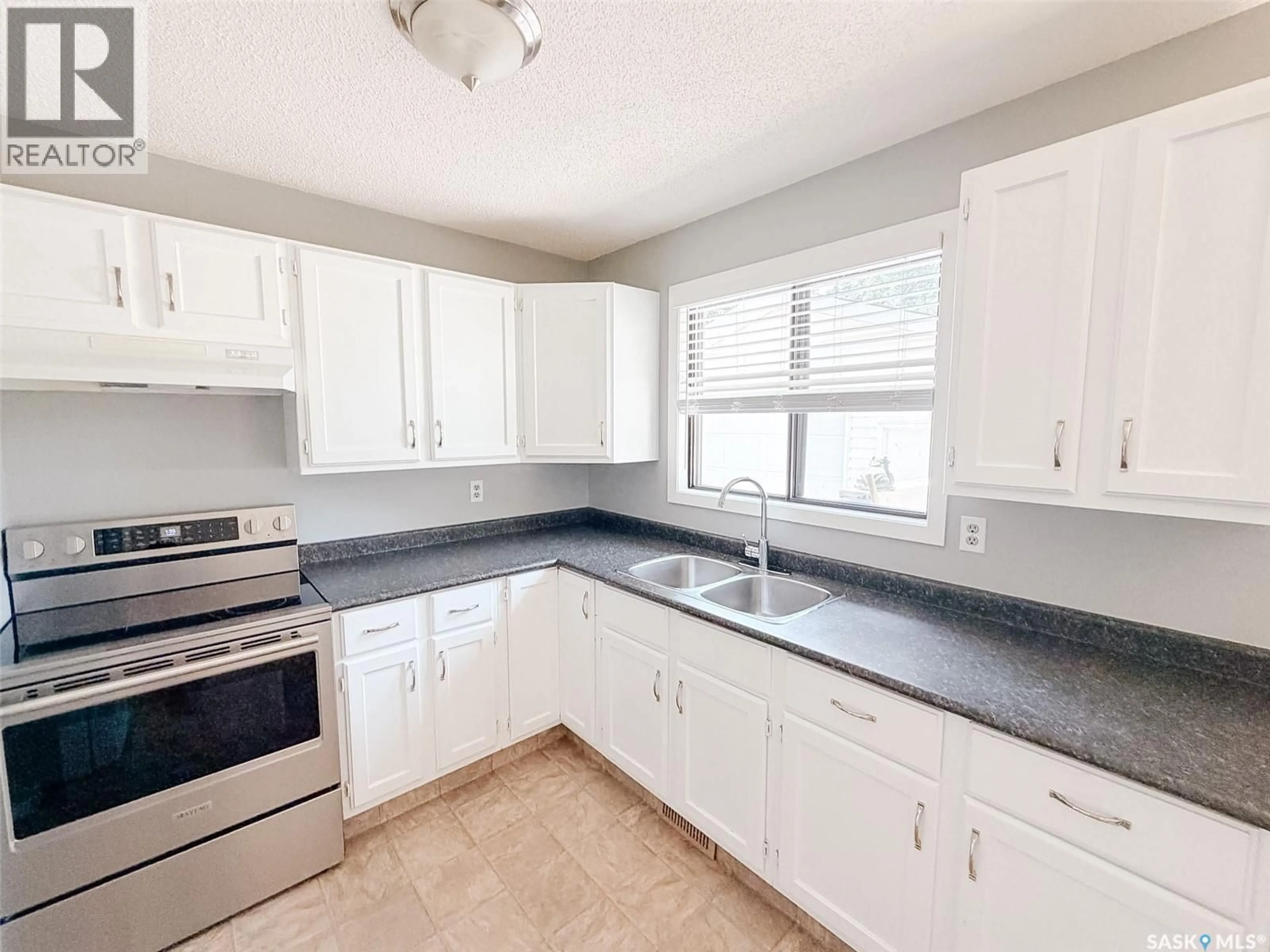 Standard kitchen, unknown for 1026 KINGSMERE BOULEVARD, Saskatoon Saskatchewan S7J4X6