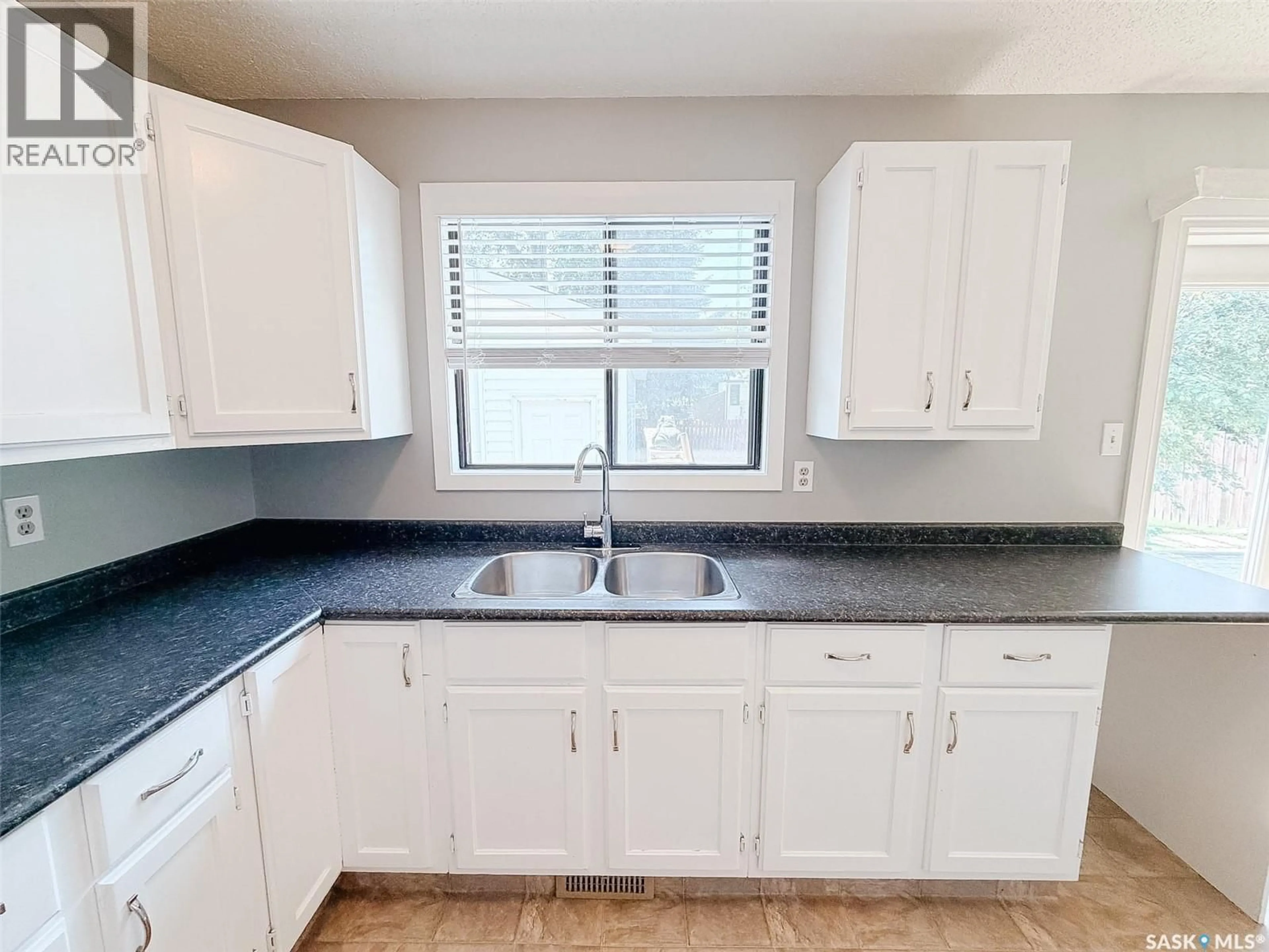 Standard kitchen, ceramic/tile floor for 1026 KINGSMERE BOULEVARD, Saskatoon Saskatchewan S7J4X6