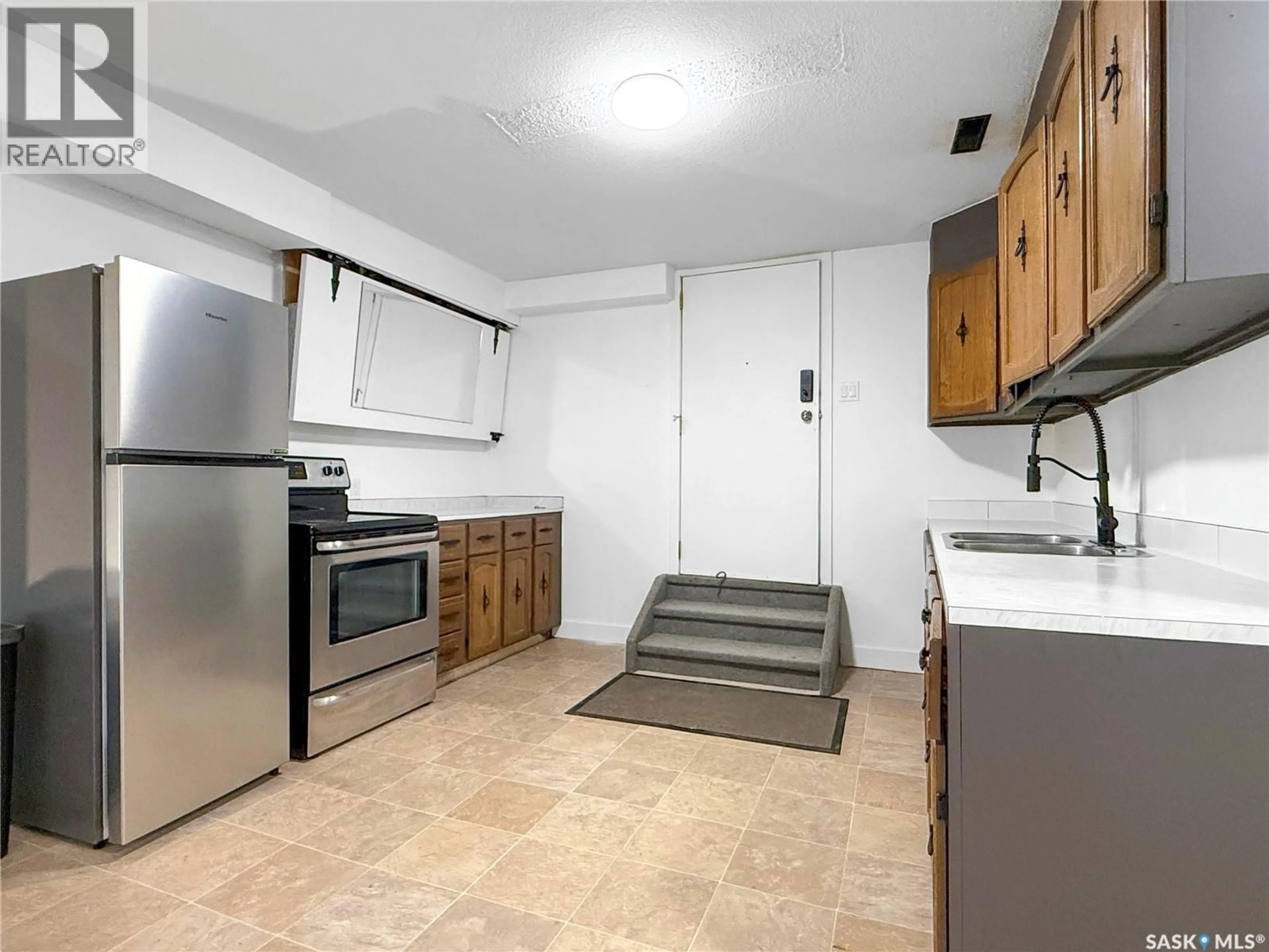 Standard kitchen, ceramic/tile floor for 161 5TH AVENUE NE, Swift Current Saskatchewan S9H2L1