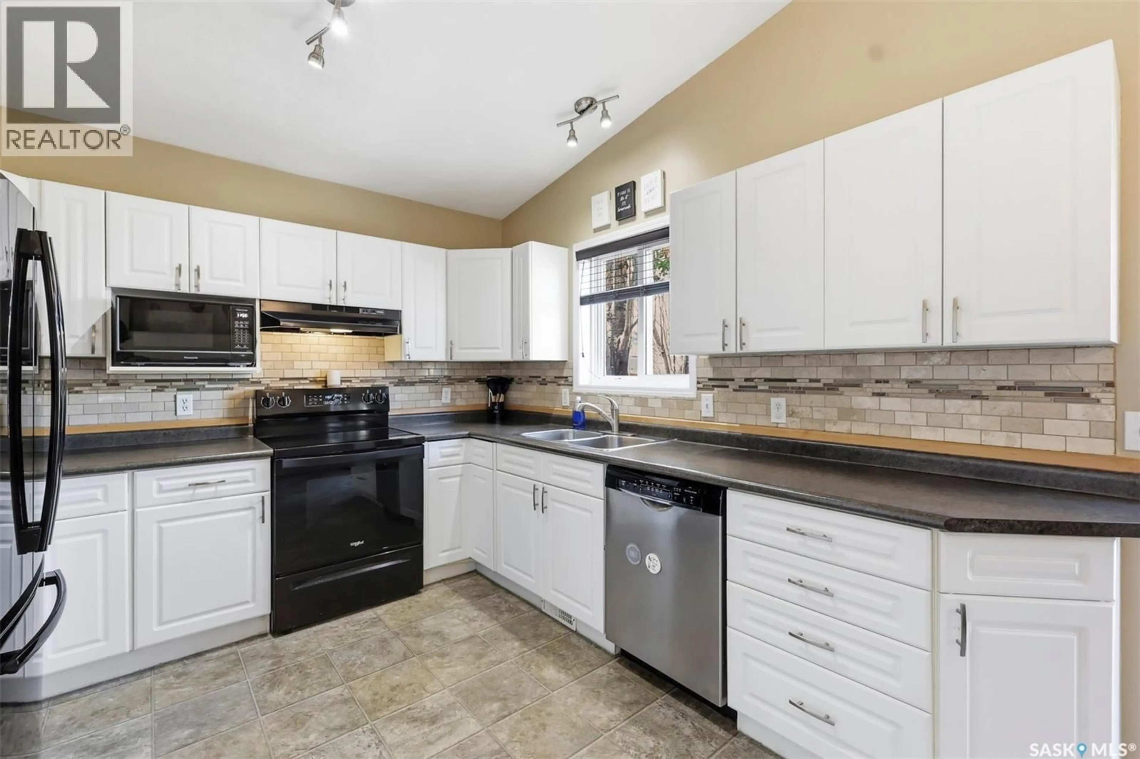 Open concept kitchen, ceramic/tile floor for 201 1ST AVENUE, Warman Saskatchewan S0K4S0
