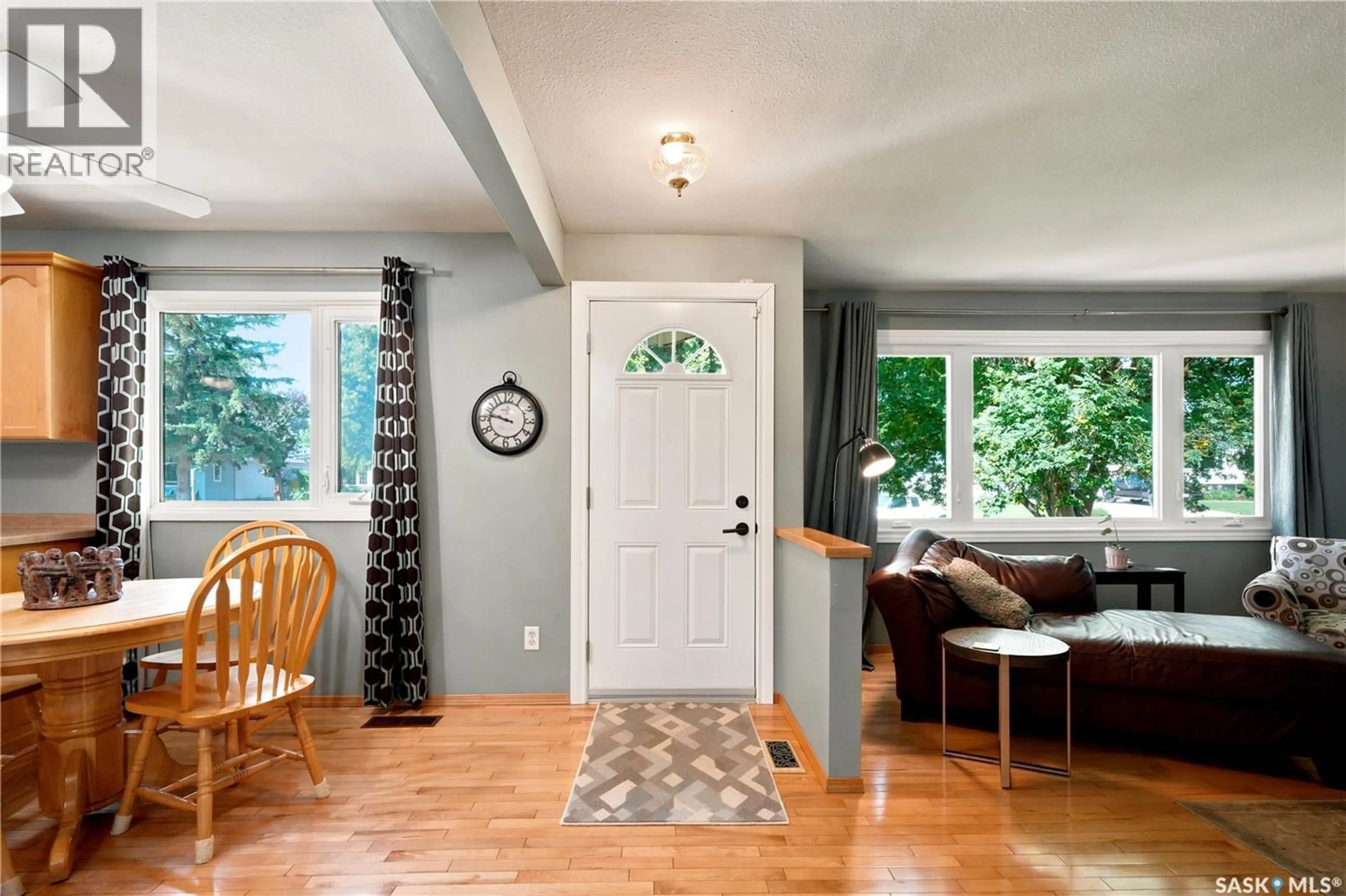 Indoor entryway for 43 COLUMBIA DRIVE, Saskatoon Saskatchewan S7K1E6