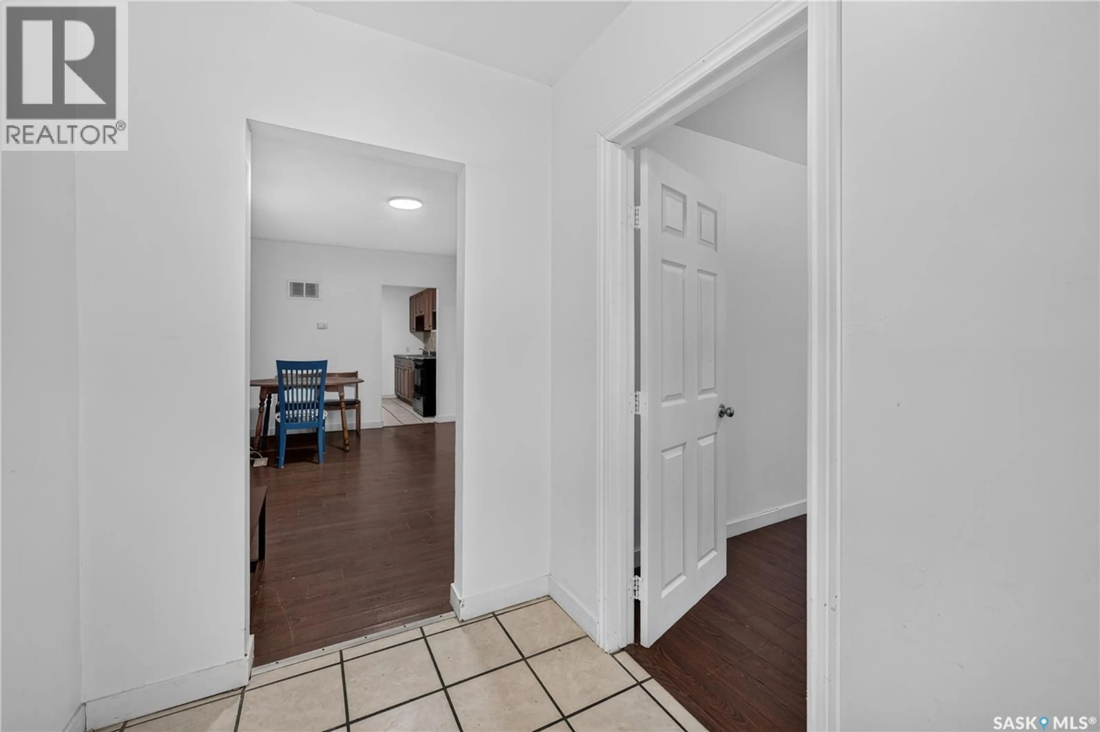 Indoor entryway for 1812 OTTAWA STREET, Regina Saskatchewan S4P1P4